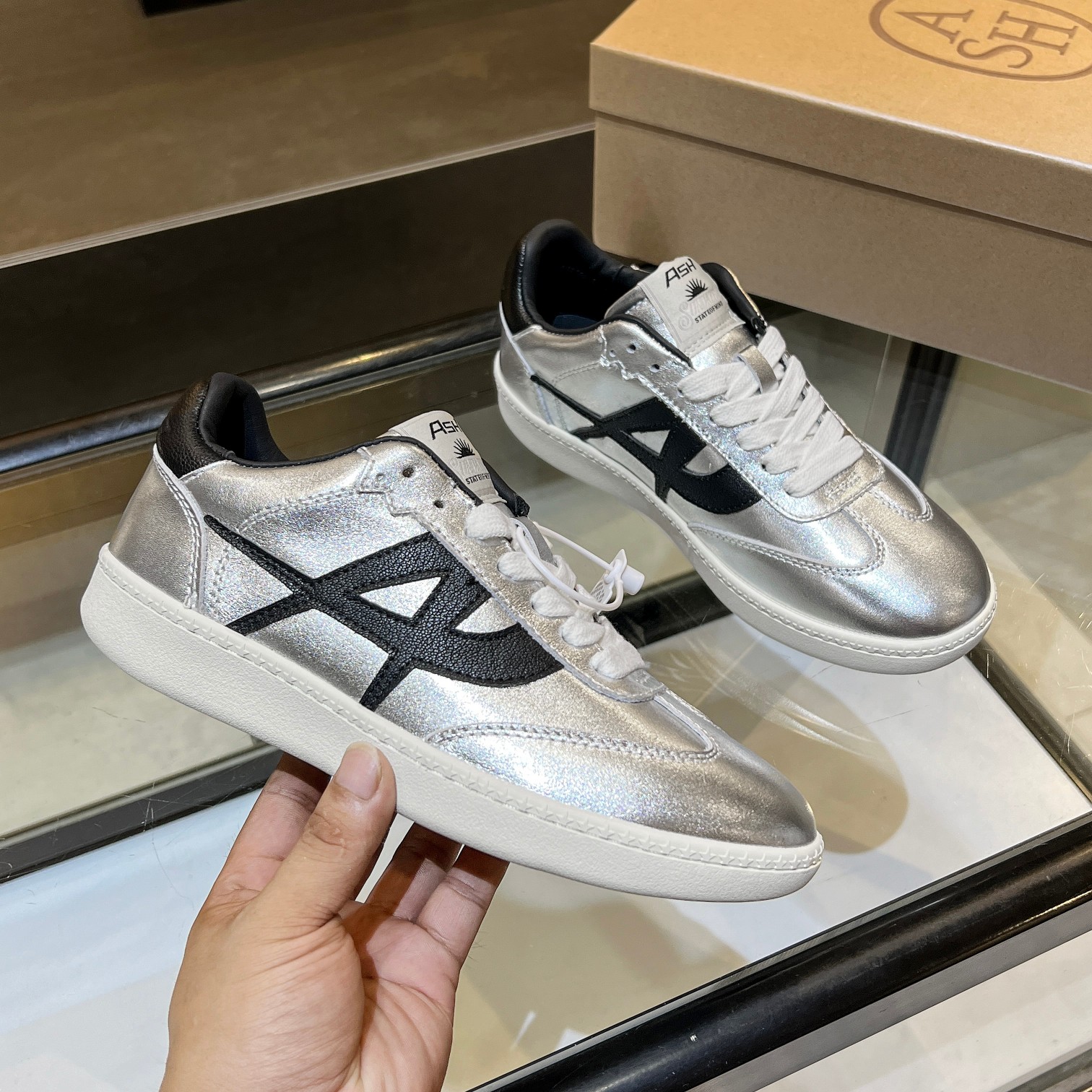 NO:407063,New ASH model number 032 Celebrity same model [celebrity] casual series, simple design breathable shoe body, lightweight rebound and heightened sole. Fabric top layer cowhide + sheepskin sole rubber sole height 3cm inner sheepskin size 35-40 (40 customized), casual shoes/sports shoes, sneakers, cowhide, sheepskin19860909上新ASH 款号032 明星同款[庆祝]休闲系列,简约设计的透气鞋身,搭配轻盈回弹增高鞋底. 面料头层牛皮+羊皮 鞋底橡胶大底底高3cm 内里羊皮 码数35-40（40定制）,休闲鞋/运动鞋,sneakers,cowhide,sheepskin,Women's Shoes