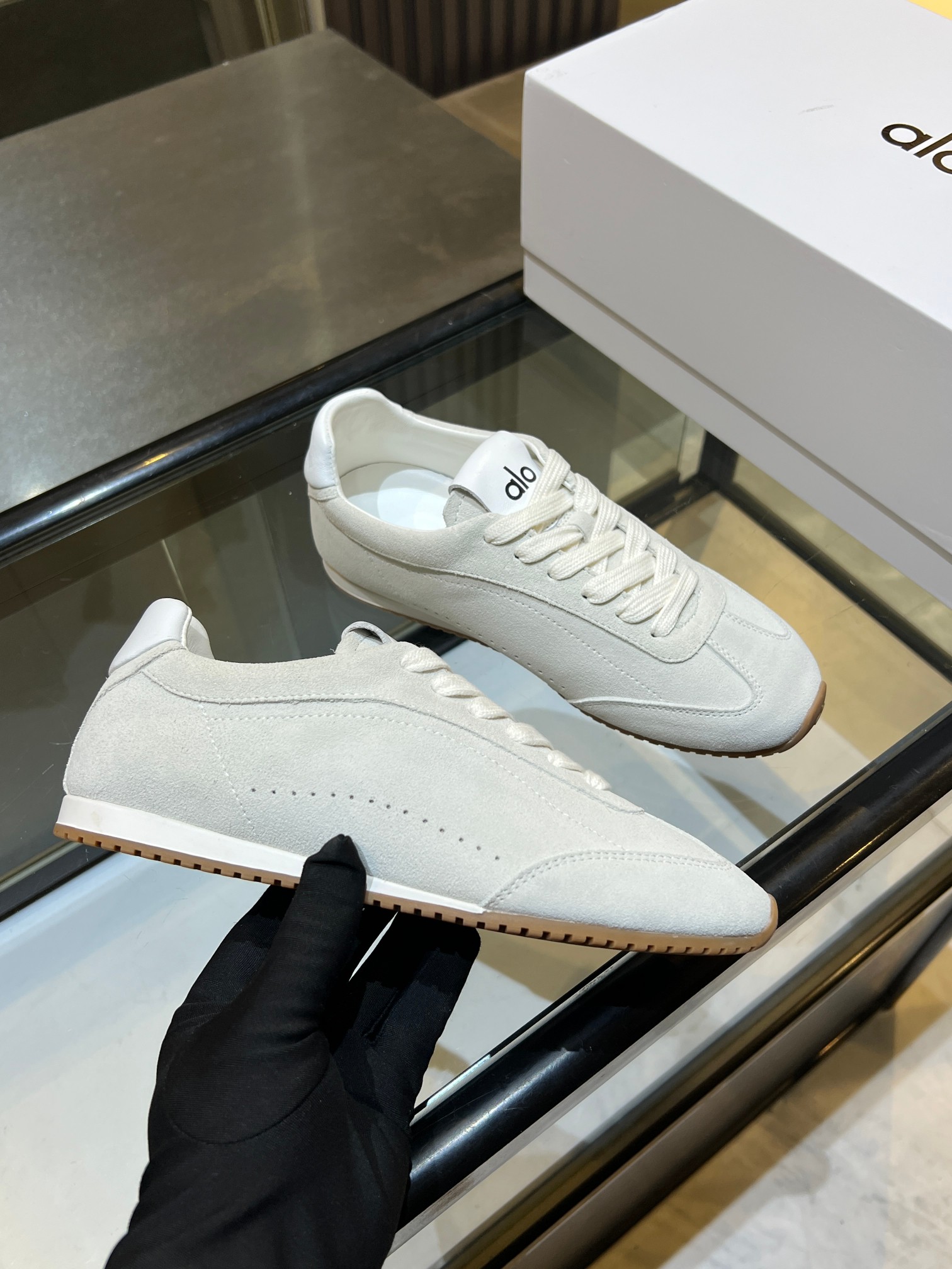 NO:489500,Men's alo 25ss new German training shoes, comfortable and casual style, alo understands girls better than Nike!  The little red book grass planting series is super versatile!  And super comfortable!  It's a thin bottom and it's not heavy at all!  And it is recommended by celebrities~ It looks thinner with legs on your feet!  Super suitable for us small girls~ the shoes are also classic ox-sweet fabric with delicate texture!  The upper punching process is more breathable, and the original high-end magnetic shoe box is available!  size women's size 35-40 (40 custom-made without return and exchange) Men's size 40-45 (45 custom-made without return and exchange), casual shoes/sports shoes, sneakers19860909男 alo 25ss新款 德训鞋舒适休闲款 alo比耐克更懂女生！小红书种草系列上脚超级百搭！而且超级舒适！是薄底款上脚一点都不沉重！而且还是明星同款推荐～上脚超级显腿细！超级适合我们小个子女生～鞋子整体也是经典的牛反绒面料细腻的纹路肌理感！鞋面打孔工艺更透气,原版高档磁系鞋盒！ size女码35-40（40定制不退换） 男码40-45（45定制不退换）,休闲鞋/运动鞋,sneakers,Women's Shoes