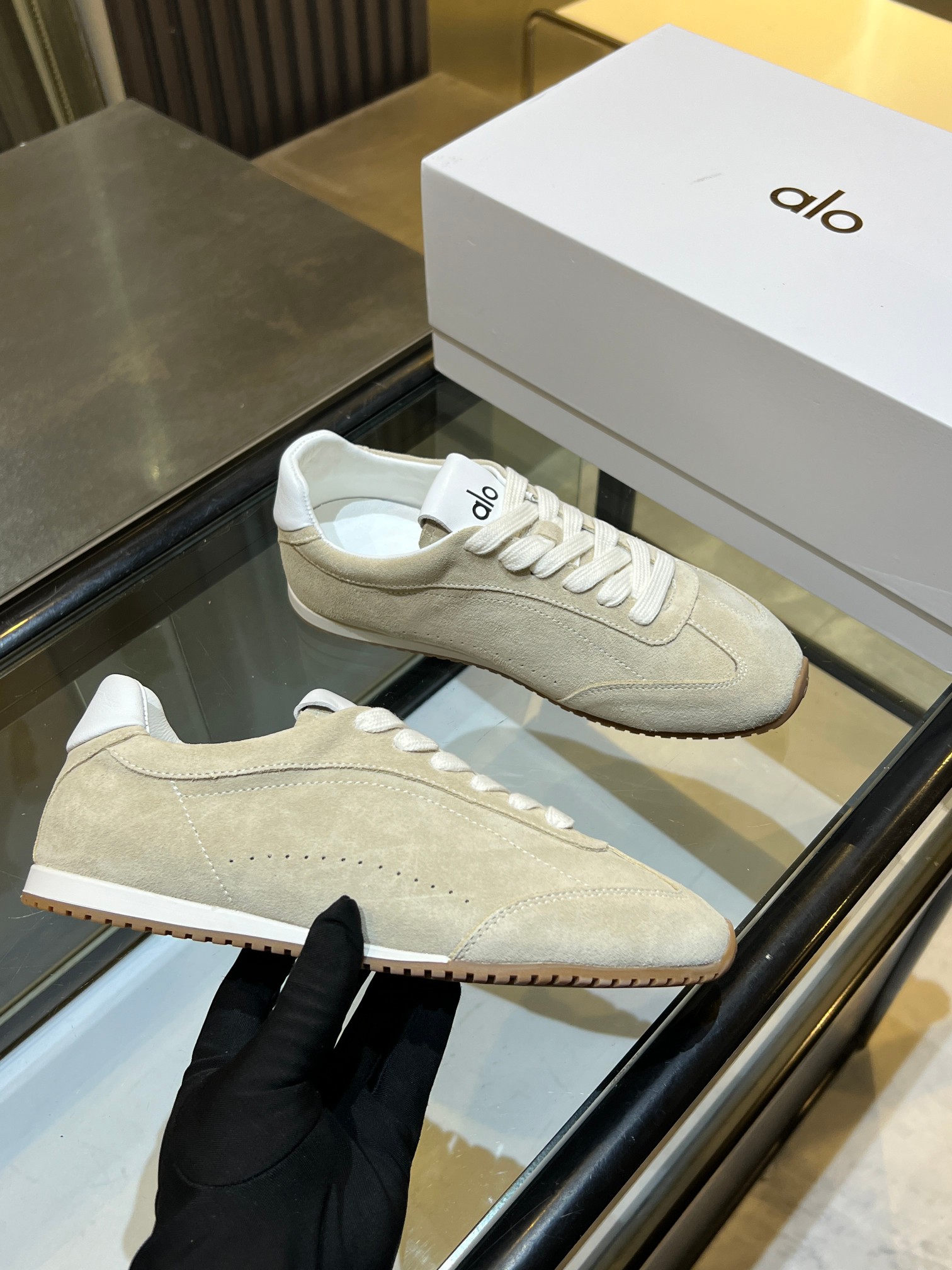 NO:357258,Real-priced al* 25ss new German training shoes comfortable and casual alo understands girls better than Nike!  Super versatile!  And super comfortable!  It's a thin bottom and it's not heavy at all!  Very lightweight!  It looks better when putting on socks!  And it is recommended by celebrities~ It looks thinner with legs on your feet!  Super suitable for us small girls~ the shoes are also a classic ox-fleece design and the delicate texture of the upper!  !  Upper ox back velvet inner sheepskin outsole rubber outsole size women's size 35-40 (40 custom-made without return or exchange) men's size 40-45 (45 custom-made without return or exchange), sheepskin19860909实价al* 25ss新款 德训鞋舒适休闲款 alo比耐克更懂女生！上脚超级百搭！而且超级舒适！是薄底款上脚一点都不沉重！非常轻便！套上袜套搭配更好看！而且还是明星同款推荐～上脚超级显腿细！超级适合我们小个子女生～鞋子整体也是经典的牛反绒设计搭配鞋面细腻的纹路肌理感！！ 鞋面牛反绒 内里羊皮 大底橡胶大底 size女码35-40（40定制不退换） 男码40-45（45定制不退换）,,sheepskin,Men's shoes