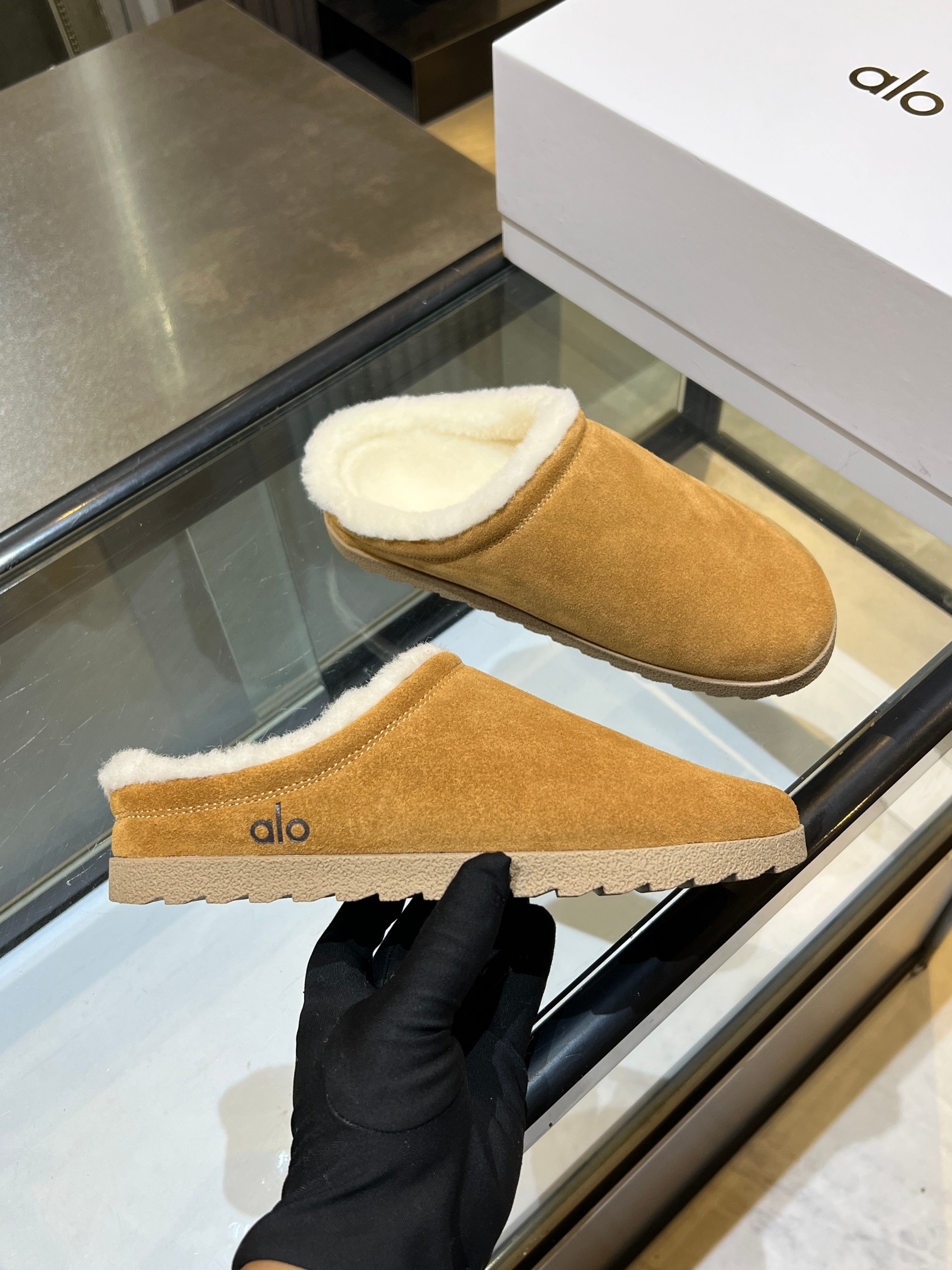 NO:574954,It has a lazy feeling when worn in winter, it is easy to match, and you deserve it because of its good looks! The minimalist design is very easy to wear, and the heel is comfortable, not just superficial, and the soles of the feet are supported by latex cushions. Fabric: cow suede, lining: wool lining, foot pads: wool, outsole: rubber, yardage: 35-40,19860909冬天穿出去有一种慵懒的感觉,好搭配,颜值在线你值得拥有! 极简设计特别好穿,跟脚又舒服,不是虚有其表,脚底还有乳胶软垫支撑. 面料:牛反绒 内里:羊毛里 垫脚:羊毛 大底:橡胶 码数:35-40,,Men's shoes