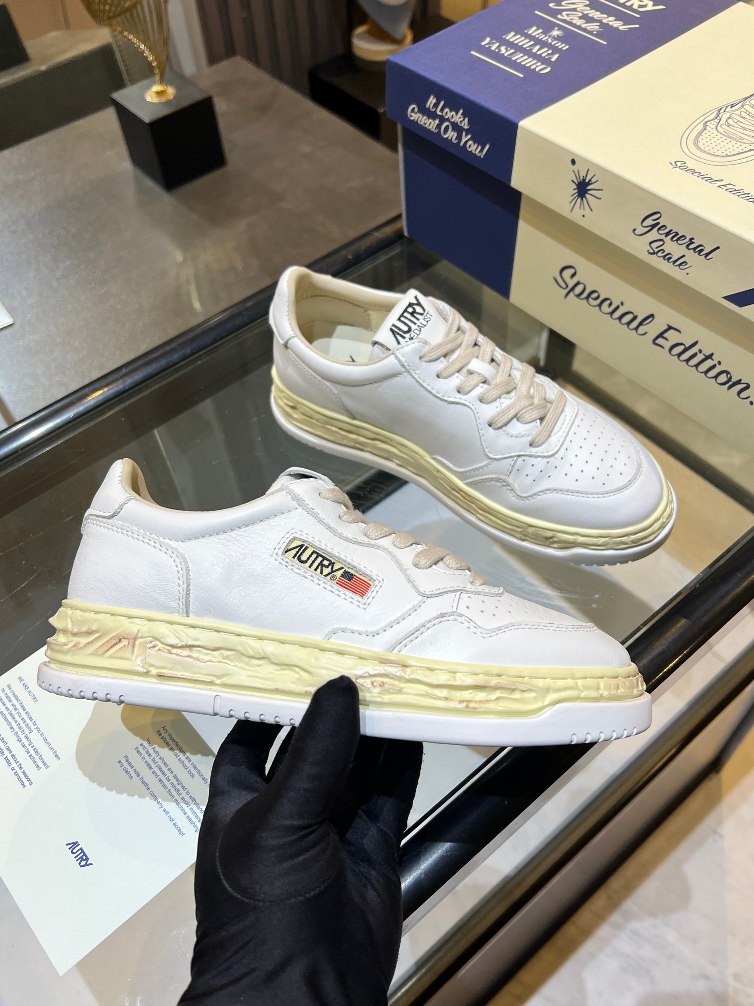 NO:725404,AUTRY MEDALIST is inspired by retro designs from the 1980s and reinterpreted with a modern style. The unique design is created by a white leather upper and the iconic logo embossed on the white back patch. Fabric: Original custom imported cowhide. Lining: Sheepskin-lined cotton terry. Outsole: Rubber PU combination. Size: Women's 35-40 (40 customized) Men's 40-45 (45 customized) Women's size. Men's size, casual shoes/sports shoes, sneakers, cowhide, sheepskin19860909AUTRY MEDALIST的靈感來自80年代的復古設計,並以現代風格重新詮釋.獨特的設計由白色皮革鞋面和白色後貼片上壓印的標誌性徽標打造 面料:原版定制进口牛皮 内里:羊皮里棉毛巾布 大底:橡胶PU组合 码数:女款35-40(40定制) 男款40-45(45定制) 女码 男码,休闲鞋/运动鞋,sneakers,cowhide,sheepskin,Women's Shoes