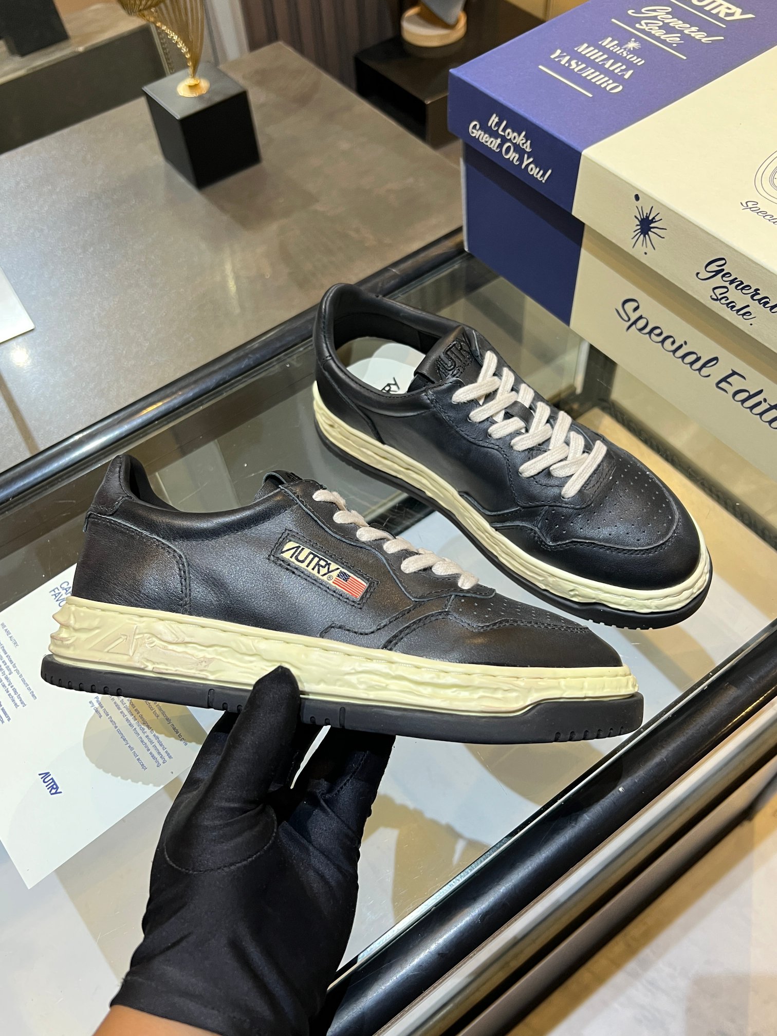 NO:690298,The affordable AUTRY MEDALIST is inspired by retro designs from the 1980s and reinterpreted with a modern style. The unique design is created by a white leather upper and the iconic logo embossed on the white back patch. Fabric: Original custom imported cowhide. Lining: Sheepskin-lined cotton terry. Outsole: Rubber PU combination. Size: Women's 35-40 (40 customized) Men's 40-45 (45 customized),,cowhide,sheepskin19860909实价AUTRY MEDALIST的靈感來自80年代的復古設計,並以現代風格重新詮釋.獨特的設計由白色皮革鞋面和白色後貼片上壓印的標誌性徽標打造 面料:原版定制进口牛皮 内里:羊皮里棉毛巾布 大底:橡胶PU组合 码数:女款35-40(40定制) 男款40-45(45定制),,cowhide,sheepskin,Men's shoes