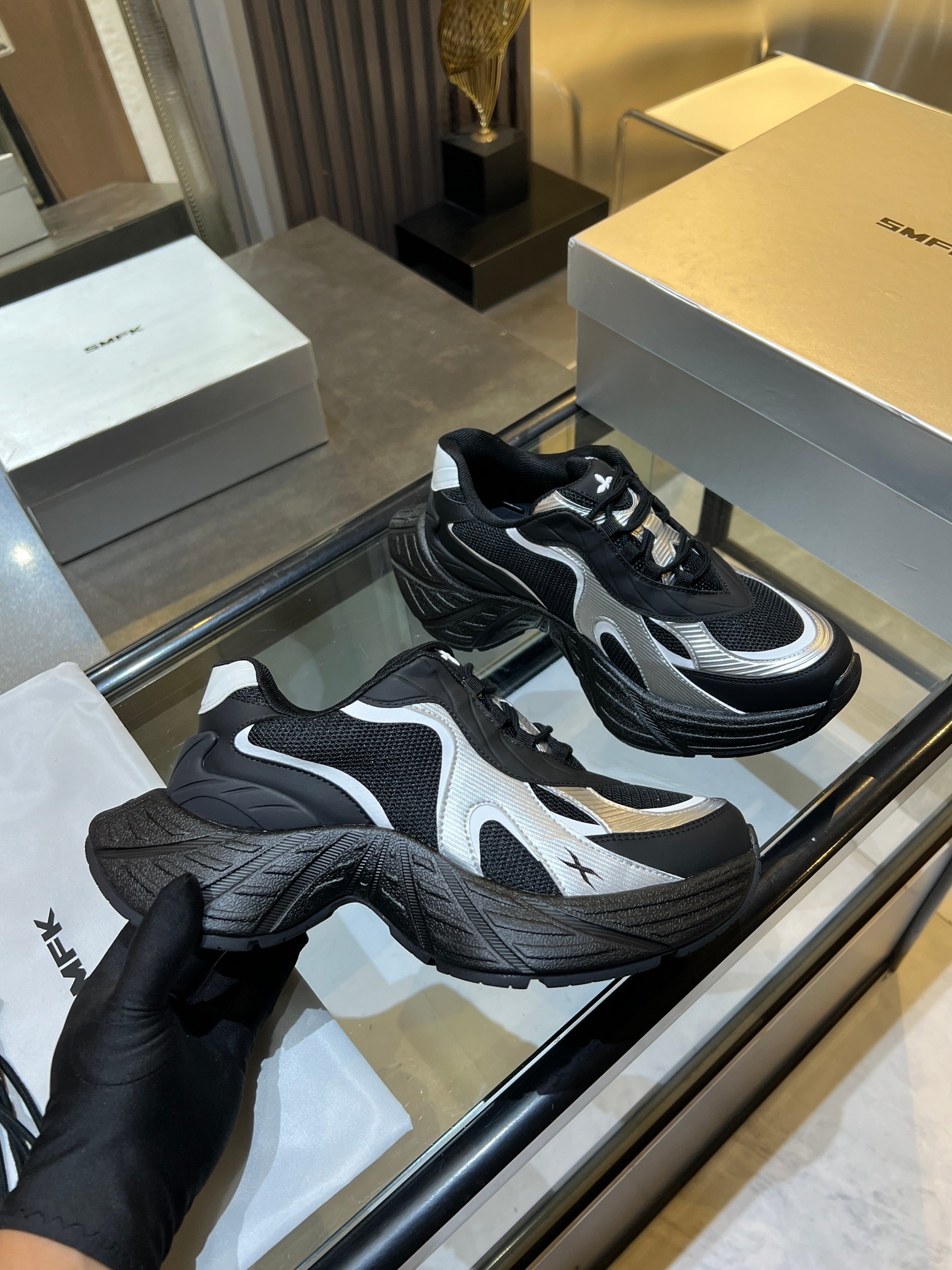 Los zapatos para papá de suela gruesa de la marca SMFK tienen un diseño de empalme en blanco y negro en la parte superi…