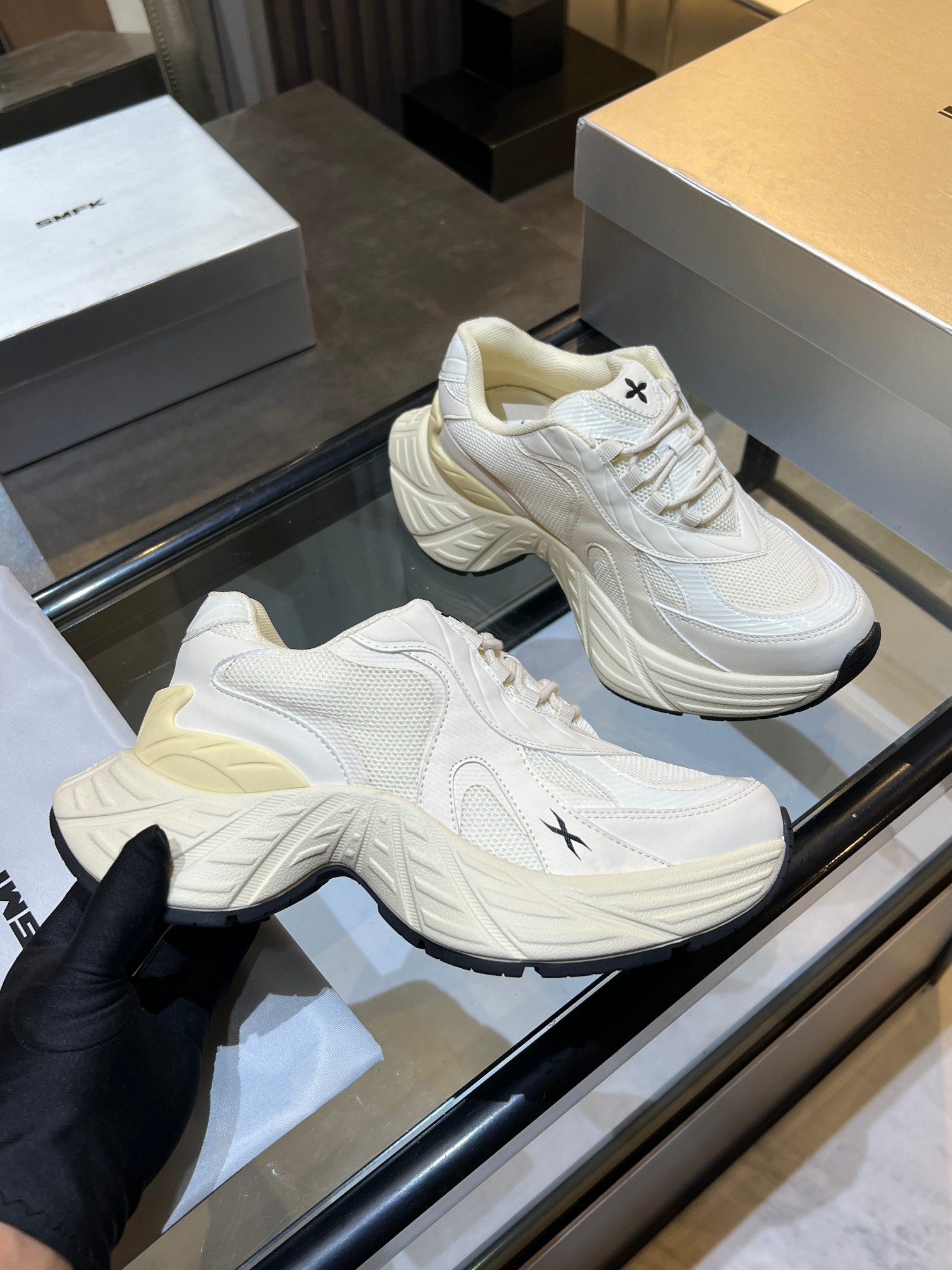 Los zapatos para papá de suela gruesa de la marca SMFK tienen un diseño de empalme en blanco y negro en la parte superi…