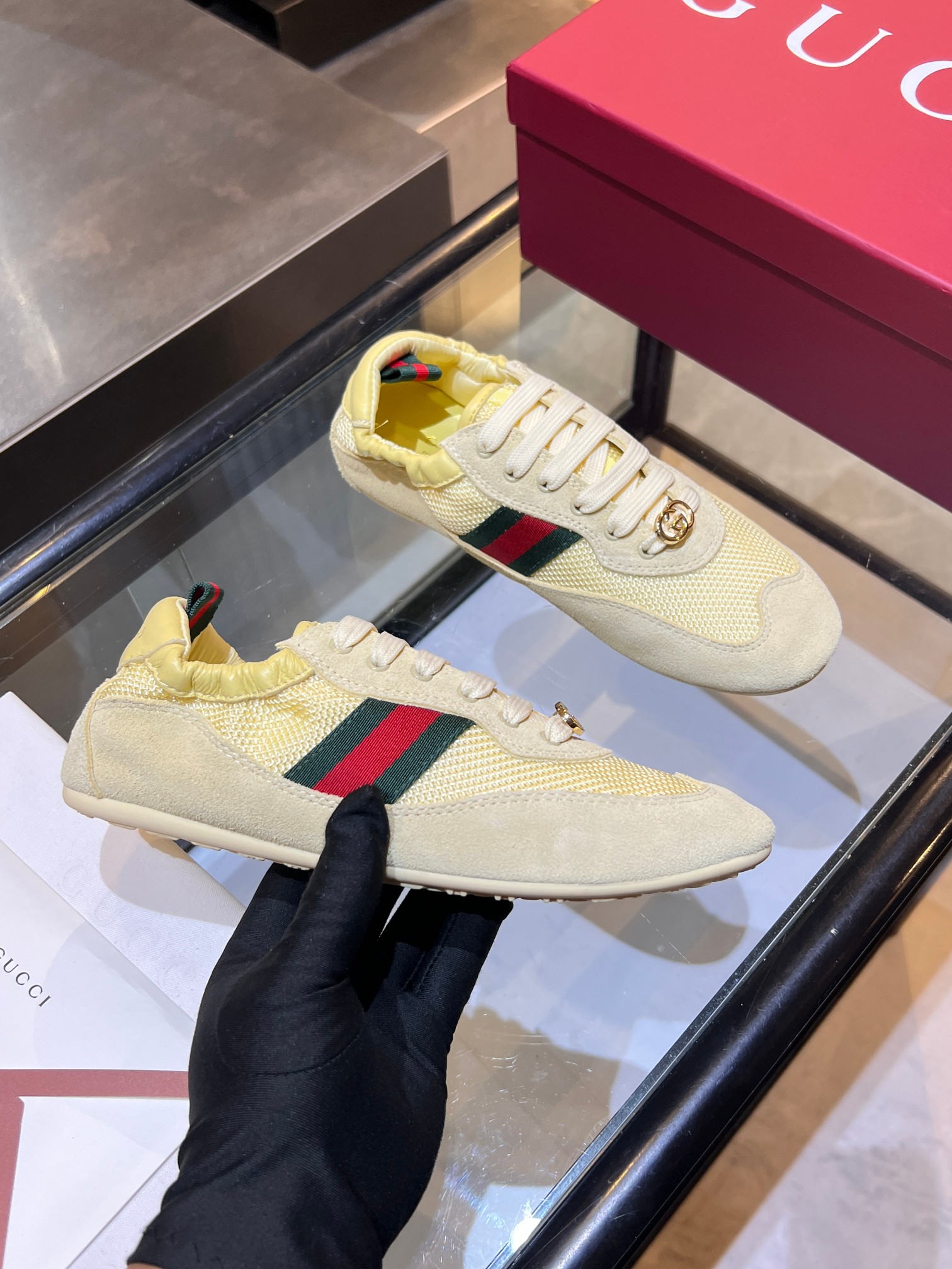 NO:690287,Real-priced Gucci Shift series of retro sneakers, featuring lightness and comfort. The upper is made of cow suede + mesh splicing, which is breathable and textured. The classic red and green webbing + double G metal buckle makes the brand highly recognizable!  The soles are soft and fit your feet like socks. The retro sports style blends with modern fashion. They can be easily matched with jeans and dresses. There are many colors to choose from, making them versatile and fashionable!  ,Four colors available, Fabric: Cow suede + mesh Lining: Sheepskin Outsole: Rubber bottom Size: 35-40 for women, 40-44 for men,,gucci,sneakers,skirts,jeans,sheepskin,socks19860909实价Gucci Shift系列复古运动鞋,主打轻盈舒适,鞋面牛反绒+网面拼接,透气又有质感.经典红绿织带+双G金属扣,品牌辨识度超高！鞋底柔软,穿着像袜子一样贴合脚型,复古运动风融合现代时尚,牛仔裤、连衣裙都能轻松搭配,～多色可选,百搭又时髦！,四色可选, 面料:牛反绒+网面 内里:羊皮 大底:橡胶底 码数:女款35-40 男款40-44,,gucci,sneakers,skirts,jeans,sheepskin,socks,Men's shoes