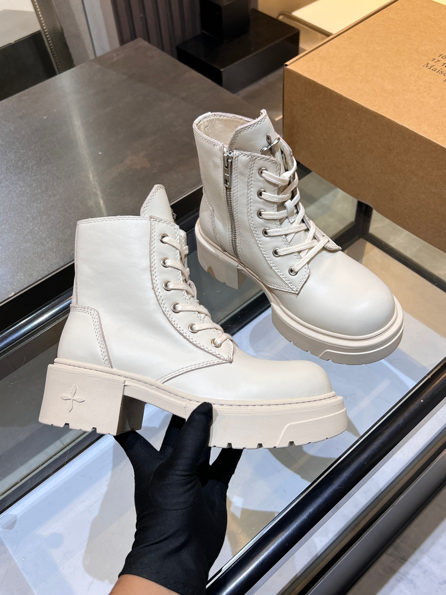 NO:690290,Real price SMFK wandering classic cowhide three-color mid-calf fashionable Martin boots. The style pursues roughness, primitiveness and nature. It is the true love of all star Xiaohongshu bloggers. It is very comfortable and stable on the feet. You will not regret it if you close your eyes. [Celebration] Fabric: First-layer cowhide. Lining: cowhide. Foot pads: cowhide. Outsole: rubber. Code number: 35-40, boots, cowhide.19860909实价SMFK流浪经典牛皮三色中筒时装马丁靴,风格更追求粗旷原始和自然,各路明星小红书博主的真爱,上脚非常舒服超级稳,闭眼入都不会后悔的一款机车马丁靴[庆祝] 面料:头层牛皮 内里:牛皮 垫脚:牛皮 大底:橡胶 码数:35-40,,boots,cowhide,Men's shoes