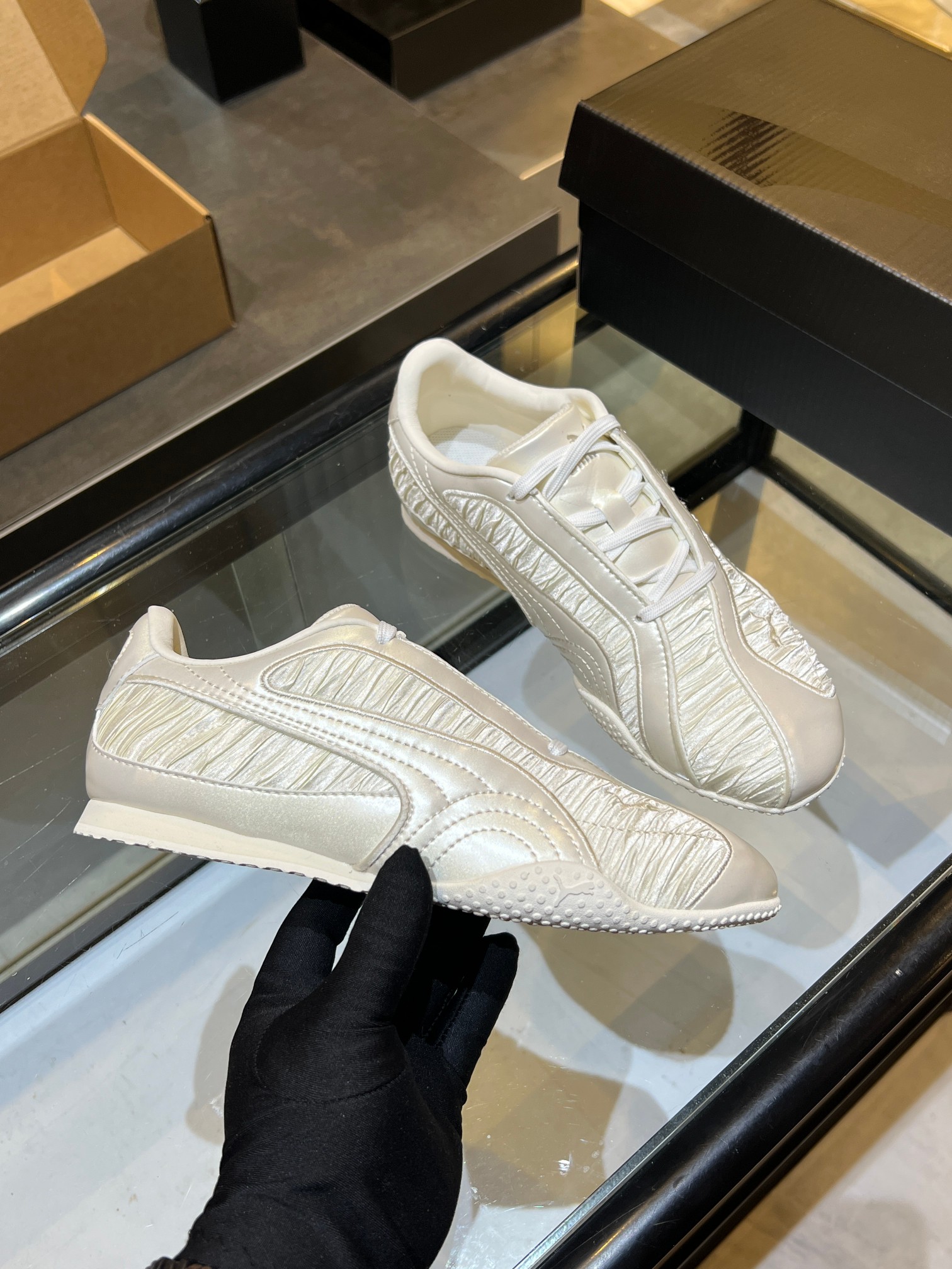 NO:690301,Real price Bella girl 'satin relaxed feel' shoe king!  Being pinched hard by black and white!  Continuing the original outsole, elegant leather + asymmetrical flowing upper, Ortholite insole is super comfortable, and your feet won’t get tired from walking!  Upper: cowhide + silk cloth, lining: mesh + sheepskin, outsole: rubber sole, size: 35-40,,cowhide,sheepskin19860909实价Bella girl“缎面松弛感”鞋王！ 被黑白双色狠狠拿捏住！ 延续初代外底 优雅皮革 + 不对称流动鞋面 Ortholite 鞋垫超舒服 暴走不累脚！ 鞋面:牛皮+丝绸布 内里:网面+羊皮 大底:橡胶底 码数:35-40,,cowhide,sheepskin,Men's shoes