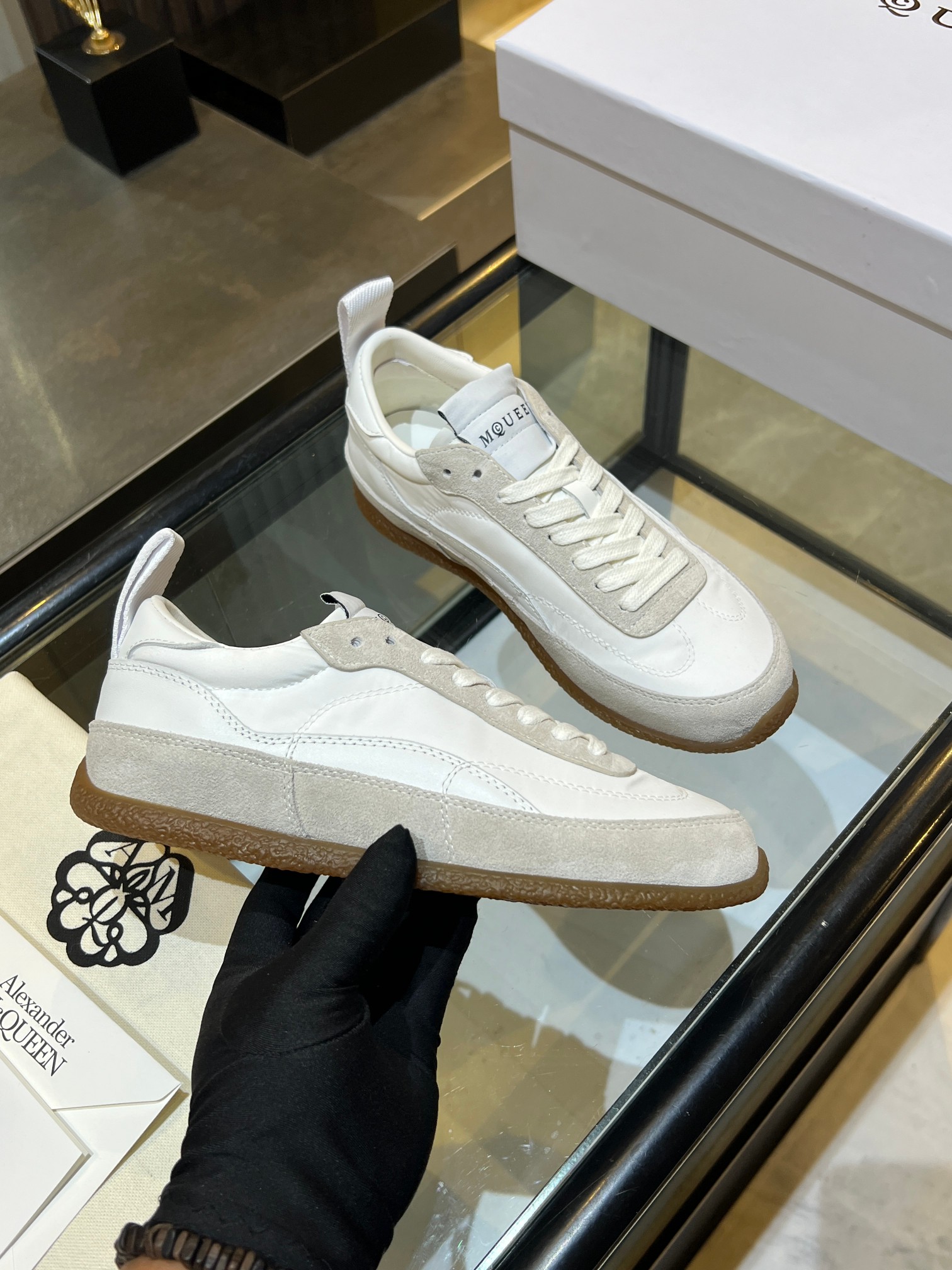 NO:690303,Affordable couple model] MCQUEEN 26 early spring new women's EC1 white retro-style aesthetic sneakers, a shoe highly recommended by Xiaohongshu and ins. Each one is very good-looking, versatile and comfortable for your feet~~~ You can wear it casually and it can be very high-end. The shoes are light and super comfortable and breathable when worn~not tired or worn out!  Suitable for all seasons, spring, summer, autumn and winter, timeless. Upper: cow suede + silk cloth. Lining: sheepskin. Outsole: rubber. Size: 35-40 for women, 40-45 for men, alexander mcqueen, sneakers, sheepskin.19860909实价情侣款】MCQUEEN麦昆26早春新品女士EC1白色复古风格美学运动鞋,小红书和ins超级推荐的一款鞋子,每个都很好看很百搭随脚舒适～～～ 随便穿搭就可以很高级 鞋子轻便 穿起来上脚超级舒服透气～不累脚,不磨脚！ 一年四季 春夏秋冬皆适宜 永不过时 鞋面: 牛反绒+丝绸布面 内里:羊皮 大底:橡胶 码数:女款35-40 男款40-45,,alexander mcqueen,sneakers,sheepskin,Men's shoes