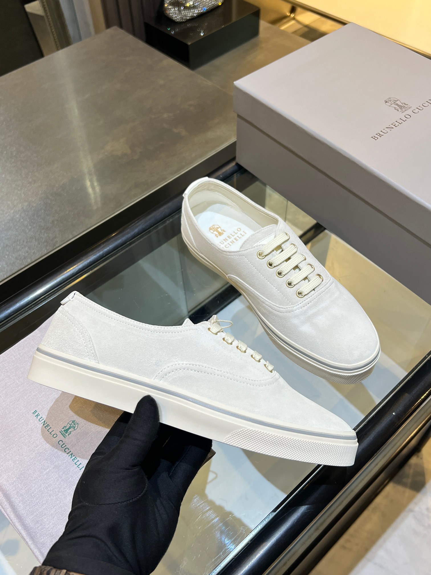 NO:886445,Real price Brunello Cucinelli old money style!  Retro moral training shoes for women, all-match lace-up sneakers, white casual sports shoes, look good no matter how you wear them. This summer's fashionista's favorite does not look very comfortable. Super comfortable on the feet, elegant and easy to hold. If you miss it, you will cry. Don't wait. If you like it, go straight to [Rose]. Fabric: High silk cow suede, lining silk sheepskin, foot cloth, outsole TPR code number: 39-45 (38.46 can be customized, brunello cucinelli, sheepskin19860909实价 Brunello Cucinelli老钱风！复古德训鞋女百搭系带板鞋白色休闲运动小白鞋,怎么穿都好看今夏时髦精最爱看起来不怎么舒服 上脚超级舒服,优雅轻松拿捏,错过真会哭别等了喜欢直接冲[玫瑰] 面料:高丝光牛反绒 内里布丝绸羊皮 垫脚布里 大底TPR 码数:39-45(38.46可定制,,brunello cucinelli,sheepskin,Men's shoes