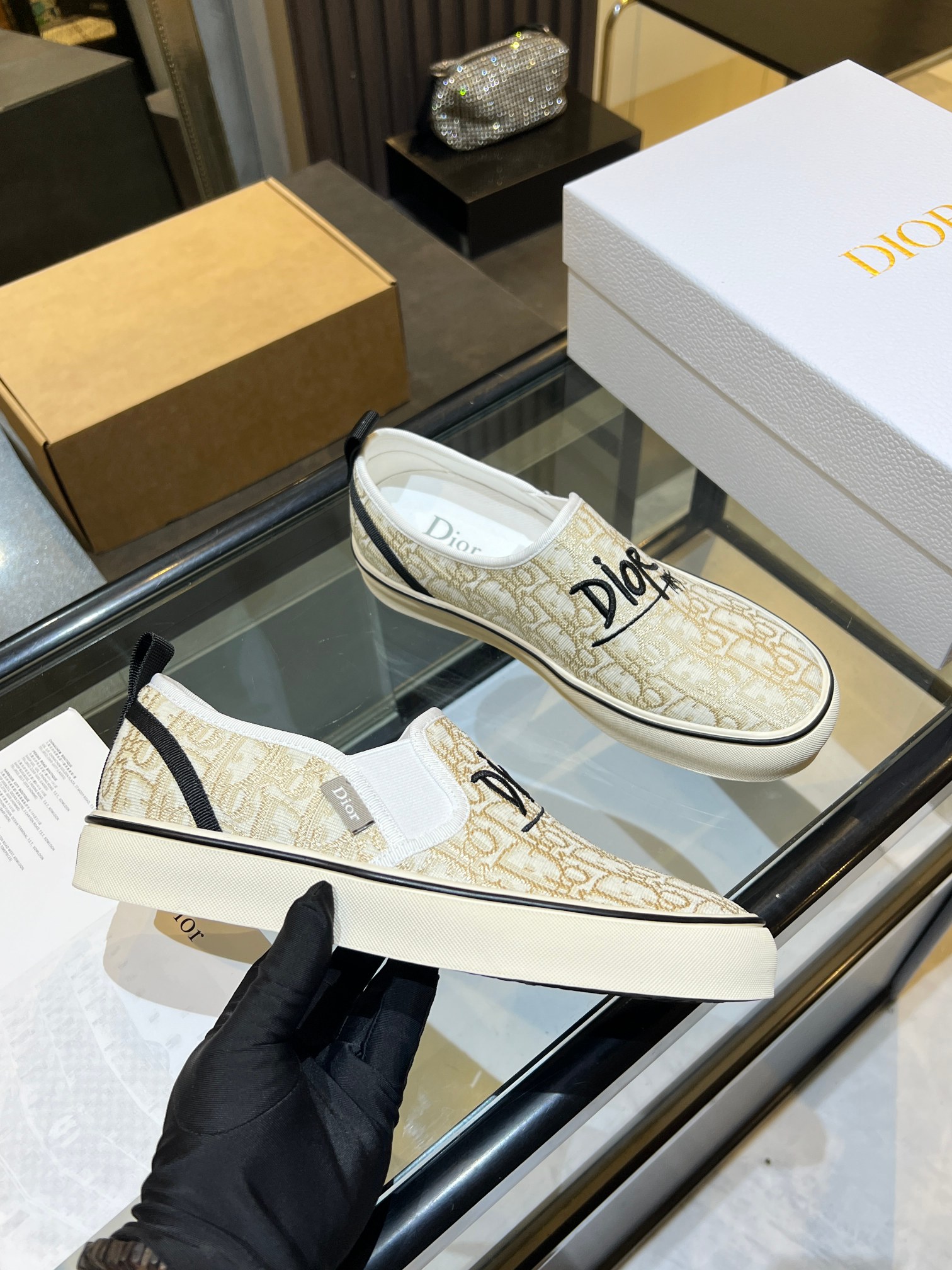 NO:886467,Actual price: Dior · Dior's new embroidered low-top canvas shoes, four-leaf clover single shoes upper-foot series are so beautiful, every pair looks super good-looking on the feet!  Comfortable low heels and beautiful shoes match the most beautiful you! Selection of casual wear, full of maturity. Style number: Fabric: canvas Lining: canvas Code number: 39-45 Outsole: rubber, dior, dior19860909实价 Dior · 迪奥新款刺绣低帮帆布鞋四叶草单鞋上脚系列 简直太好看了,每一双上脚都超级好看！舒适小矮跟 漂亮的鞋子才配最美的你 !休闲穿搭精选,成熟感拉满 款号: 面料:帆布 内里:帆布 码数:39-45 大底:橡胶,,dior,dior,Men's shoes