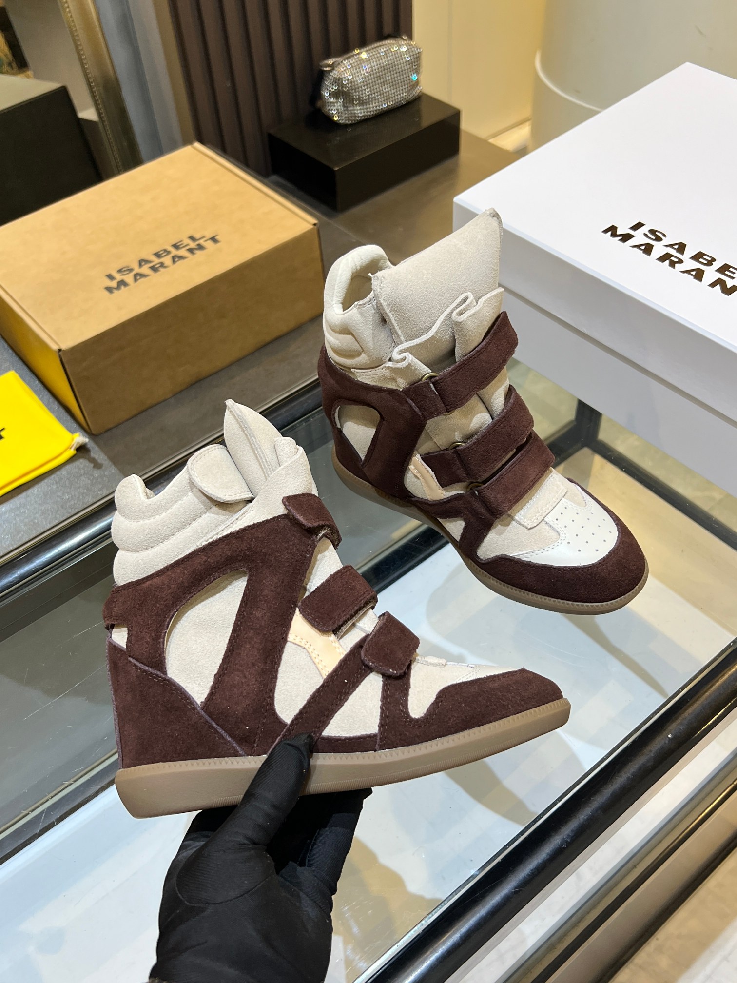 NO:954037,Autumn and winter invisible lining** high-top women's shoes, European and American street thick-soled color-blocked Velcro sports short boots for women, casual sports shoes, size 35-40, upper layer of cowhide + cow suede, lining with pigskin lining, foot pads with pigskin lining, outsole, non-slip rubber sole, boots, sneakers, cowhide19860909秋冬隐形内**高帮女鞋,欧美街头厚底拼色魔术贴运动短靴女休闲运动鞋 码数35-40 鞋面头层牛皮+牛反绒 内里猪皮里 垫脚猪皮里 大底防滑橡胶底,,boots,sneakers,cowhide,Men's shoes