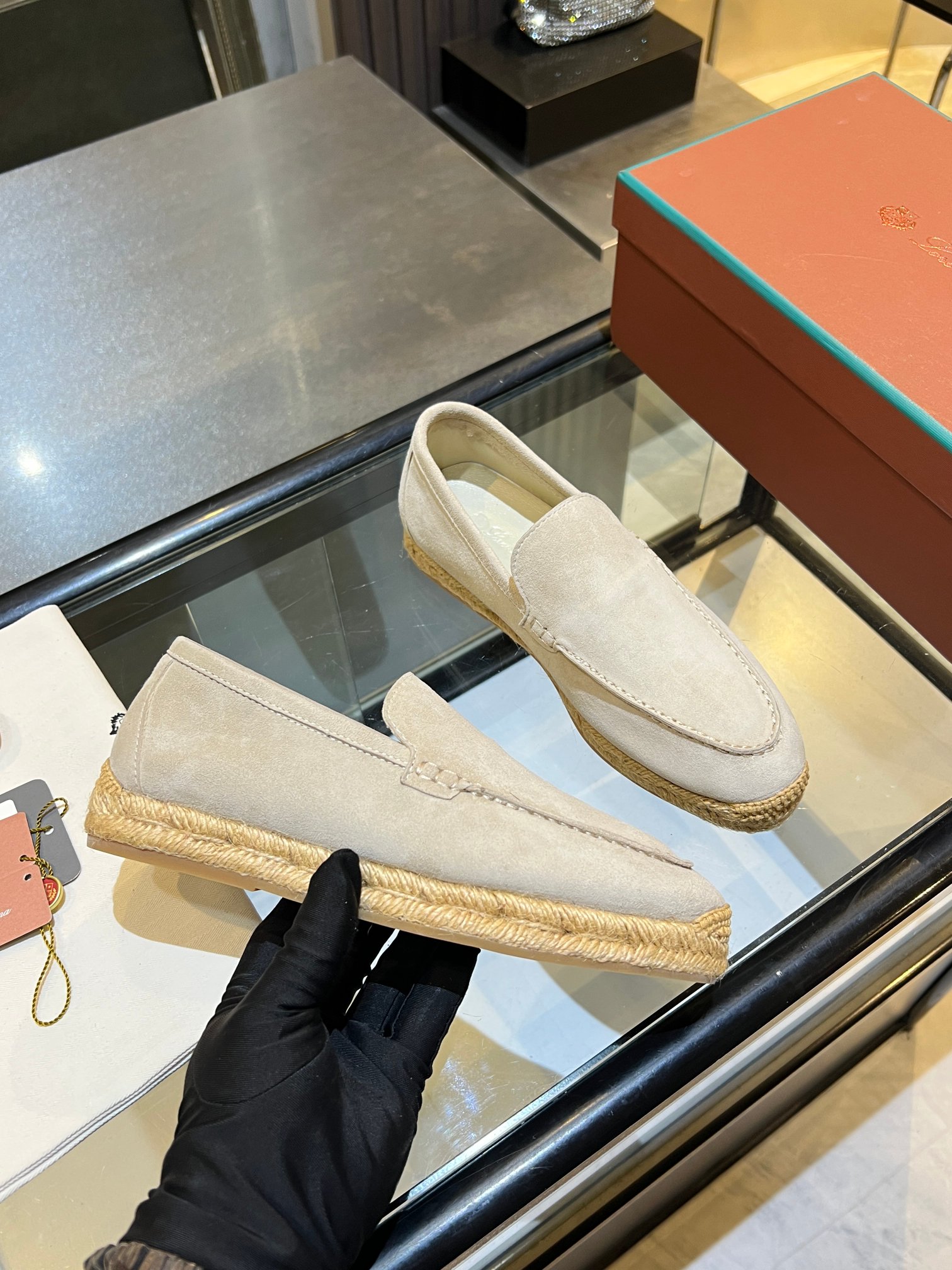 NO:898666,I discovered the spring and summer lazy loafers. Loro Piana 26 new women's slip-ons are too comfortable. The brand's iconic minimalist solid color version is low-key and durable. The slip-on design without tying shoelaces, you can just put it on when you go out. Fabric: Cashmere Lining: Sheepskin Outsole: Rubber bottom hemp rope Code number 35-40, loro piana, loafers, sheepskin19860909春夏懒人乐福鞋被我挖到啦 Loro Piana 26新款女士一脚蹬太懂舒适党 品牌标志性极简纯色版型,低调耐看不挑人 不用系鞋带的一脚蹬设计,出门随便套上就走 面料:羊绒 内里:垫脚羊皮 大底:橡胶底片麻绳 码数35-40,,loro piana,loafers,sheepskin,Men's shoes