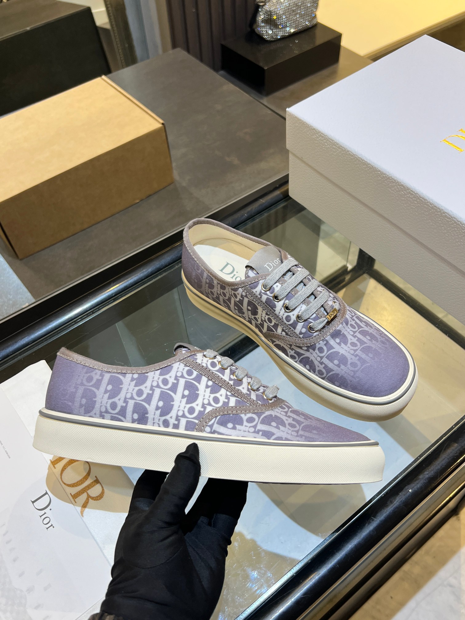 NO:929895,Dior · Dior's new embroidered low-cut canvas shoes and four-leaf clover single shoe series are so beautiful, every pair looks super good on the feet!  Comfortable low heels and beautiful shoes match the most beautiful you! Selection of casual wear, full of mature feeling. Style number: 26222 Fabric: canvas Lining: canvas Size: 39-45 Outsole: rubber, dior, dior19860909Dior · 迪奥新款刺绣低帮帆布鞋四叶草单鞋上脚系列 简直太好看了,每一双上脚都超级好看！舒适小矮跟 漂亮的鞋子才配最美的你 !休闲穿搭精选,成熟感拉满 款号:26222 面料:帆布 内里:帆布 码数:39-45 大底:橡胶,,dior,dior,Men's shoes
