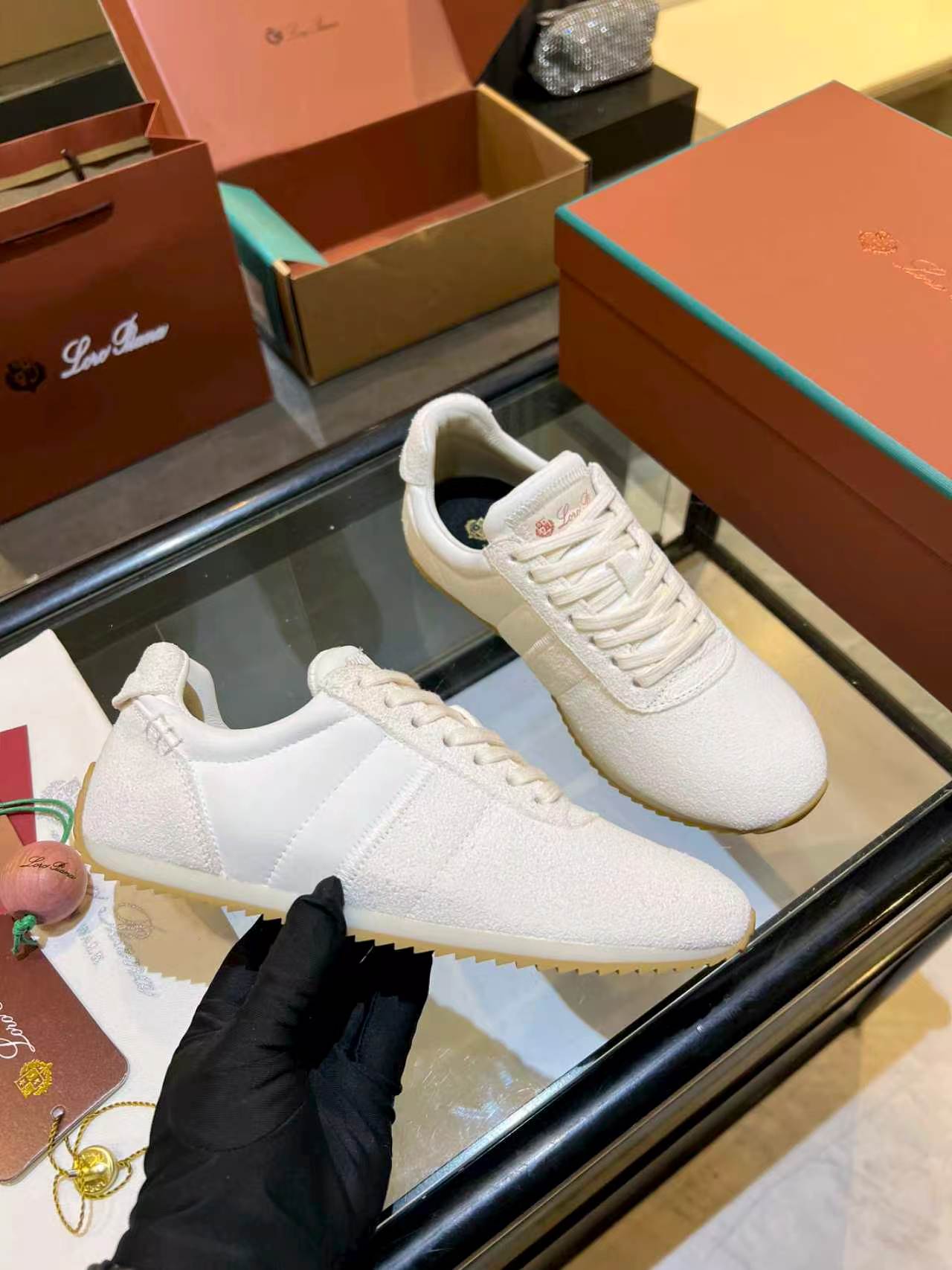 NO:929906,Summer Korean casual thin-soled genuine leather sports and casual shoes, versatile, comfortable and lightweight sneakers are tailor-made for you. The soft soles are comfortable for shopping and walking all day long, and your feet will not be tired. They are full of comfort~ They are classic and versatile and can be easily controlled. The Korean atmosphere is well-acquainted. Wear them in summer and you will be the most handsome boy on the street. You deserve it!  High mercerized cowhide upper, sheepskin lining, rubber outsole, women's size 35-40, men's size 40-45, sheepskin19860909夏季韩系休闲薄底真皮运动休闲鞋百搭舒适轻便板鞋简直是为你量身打造,,软底舒适逛街,散步一整天,都不会累脚,舒适感拉满~ 经典百搭都能轻松驾驭,韩系氛围感狠狠拿捏,夏天穿上它,你就是街头最靓仔你值得拥有！ 鞋面高丝光牛返绒 内里羊皮 大底橡胶大底 码数女款35-40 男款40-45,,sheepskin,Men's shoes