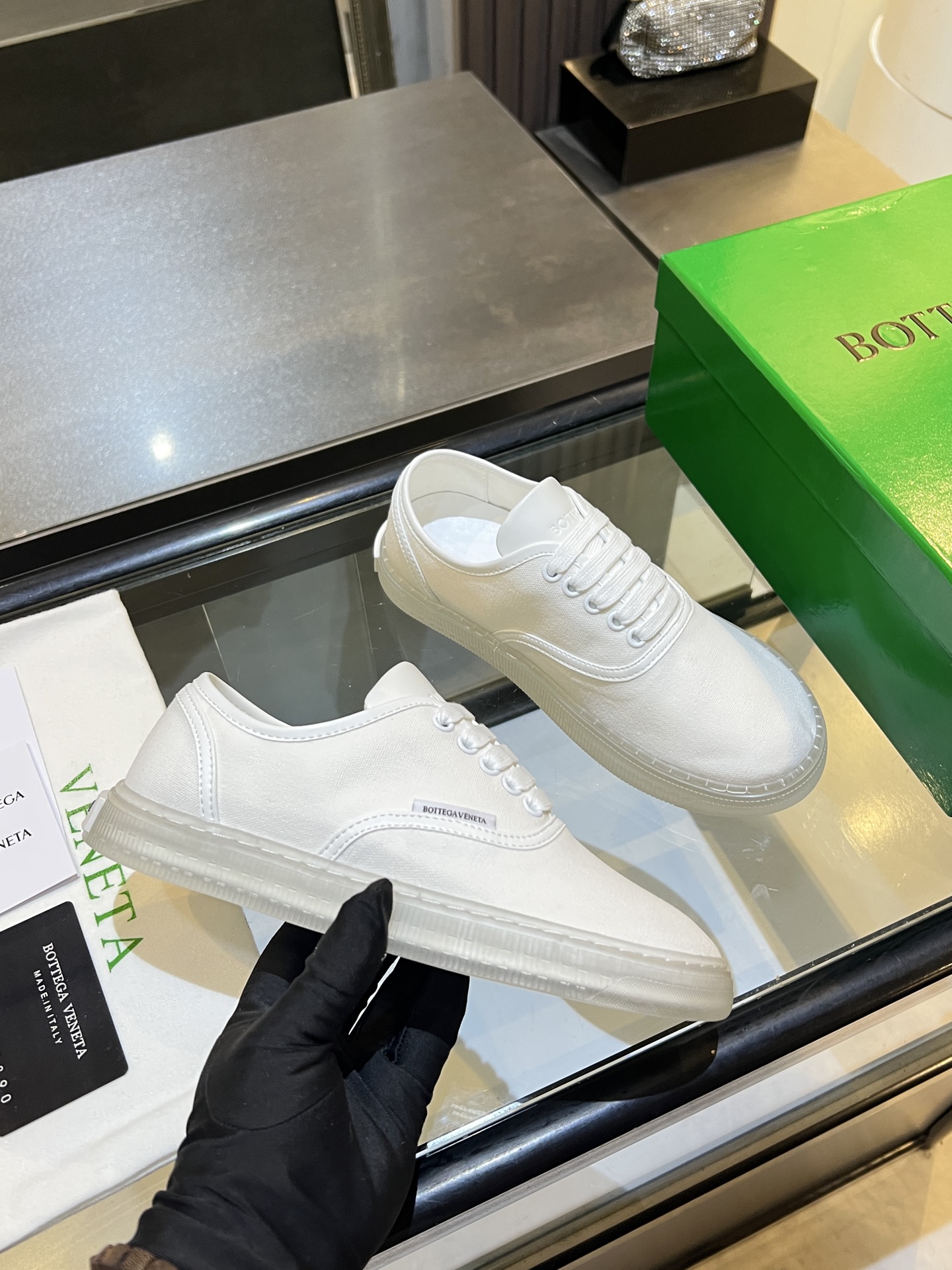 NO:954591,BV2026 new retro Eliot sneakers BOTTEGA VENETA BV's new Eliot is inspired by retro basketball shoes, and the childlike colors rejuvenate! It can be worn as a pair of shoes. The entire shoe is breathable and comfortable, and the canvas upper is lightweight. The upper and splicing are wrapped with soft and luxurious sheepskin inlays. The red lines on each shoe edge are hand-painted, which adds more taste and attitude. Fabric canvas Lining canvas Padded sheepskin outsole TPr  Size 35-40,,bottega veneta,bottega veneta,sneakers,sheepskin19860909BV2026新款复古Eliot运动鞋 BOTTEGA VENETA BV全新的 Eliot 以复古篮球鞋为设计灵感,童趣 的色彩焕发青春活力!可以做情侣鞋穿着哦整个鞋子透气舒适,帆布鞋面自重轻盈,鞋帮和拼接处以柔软奢华的羊皮镶嵌包裹 ,每只鞋边的红线均为手工绘画,更具品味与态度喔 面料帆布 内里帆布 垫脚羊皮 大底TPr 码数35-40,,bottega veneta,bottega veneta,sneakers,sheepskin,Men's shoes