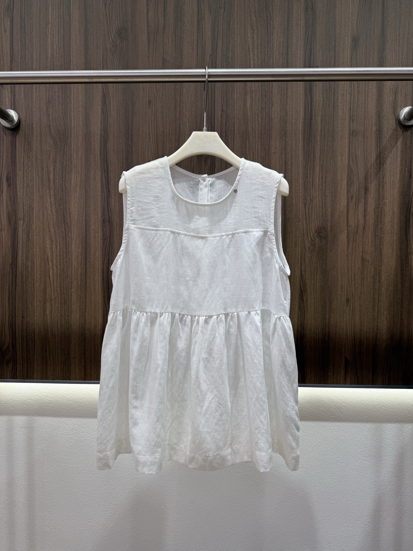 NO:874812,2026 summer style Tencel linen sleeveless babydoll sweater. Simple and relaxed style. Breathable fabric with a breathable feel. Loose babydoll version hides the flesh and reduces age. A must-have for summer. The fine pleated skirt has a gentle and full atmosphere. You can choose classic black and white colors. You can get the refreshing and relaxed feeling with one click. Two colors SML,,skirts,198609092026夏款 天丝亚麻无袖娃娃衫 简约松弛风 自带呼吸感的透气面料 宽松娃娃版藏肉又减龄 夏日必备刚需 细碎褶皱裙摆温柔氛围感拉满 经典黑白两色随心选 清爽松弛感一键拿捏 两色 SML,,skirts,,Women's clothing