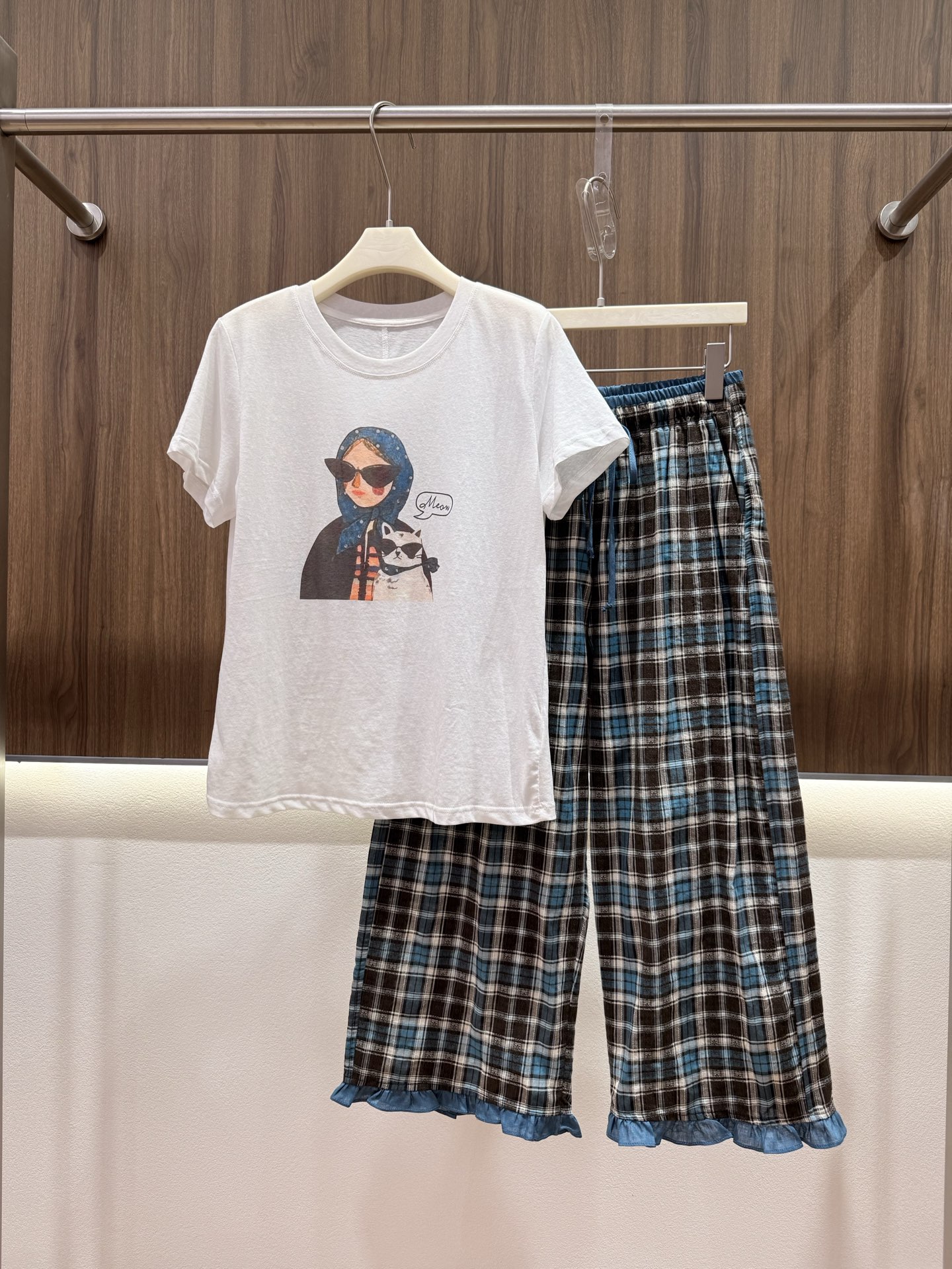 NO:877901,2026 summer style, lazy style pure cotton + linen casual suit, suitable for home and outing, fun age-reducing cartoon girl's top, soft and skin-friendly, breathable and not stuffy, round neck, fits the neck without getting stuck, retro hand-painted printing texture, dropped shoulder cut to hide the flesh, pure linen nine-point pants with texture, breathable and sweat-wicking, elastic drawstring waist, blue and brown retro plaid color matching, classic and durable, trousers with wooden ear edge design adds a sense of playfulness  It is drapey, anti-wrinkle and does not stick to the legs. The set is casual and loose and does not flatter the body shape. It is suitable for various body shapes. Solid color SML,,198609092026夏款 慵懒风纯棉+亚麻休闲套装 居家外出双适配 趣味减龄卡通女孩上衣 软糯亲肤透气不闷汗 圆领贴合脖颈不卡肤 复古手绘印花质感 落肩剪裁藏肉显瘦 纯亚麻九分裤 自带肌理透气排汗 松紧抽绳腰头 蓝棕复古格纹配色经典耐看 裤脚木耳边设计增添俏皮感 垂坠抗皱不贴腿 一套随性宽松不挑身形 适配各种身形穿着 单色 SML,,,Women's clothing