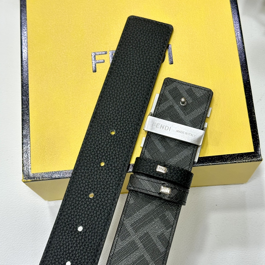 
     FENDI（芬迪）专柜同款 宽4.0CM 双环正反用腰带 FF按钉搭扣 黑色Cuoio  R