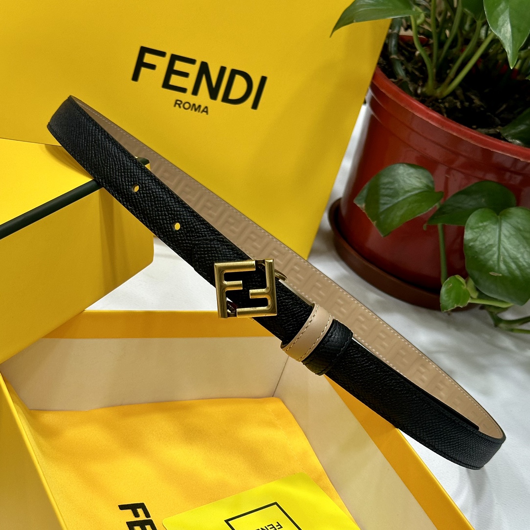 
 FENDl/芬迪 宽20MM，原单进口小牛皮，搭配原单钌钯电镀F扣，手感.油边近乎完美，原产皮料定制