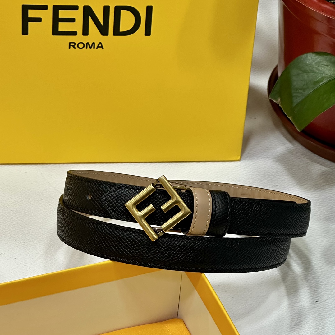 
 FENDl/芬迪 宽20MM，原单进口小牛皮，搭配原单钌钯电镀F扣，手感.油边近乎完美，原产皮料定制