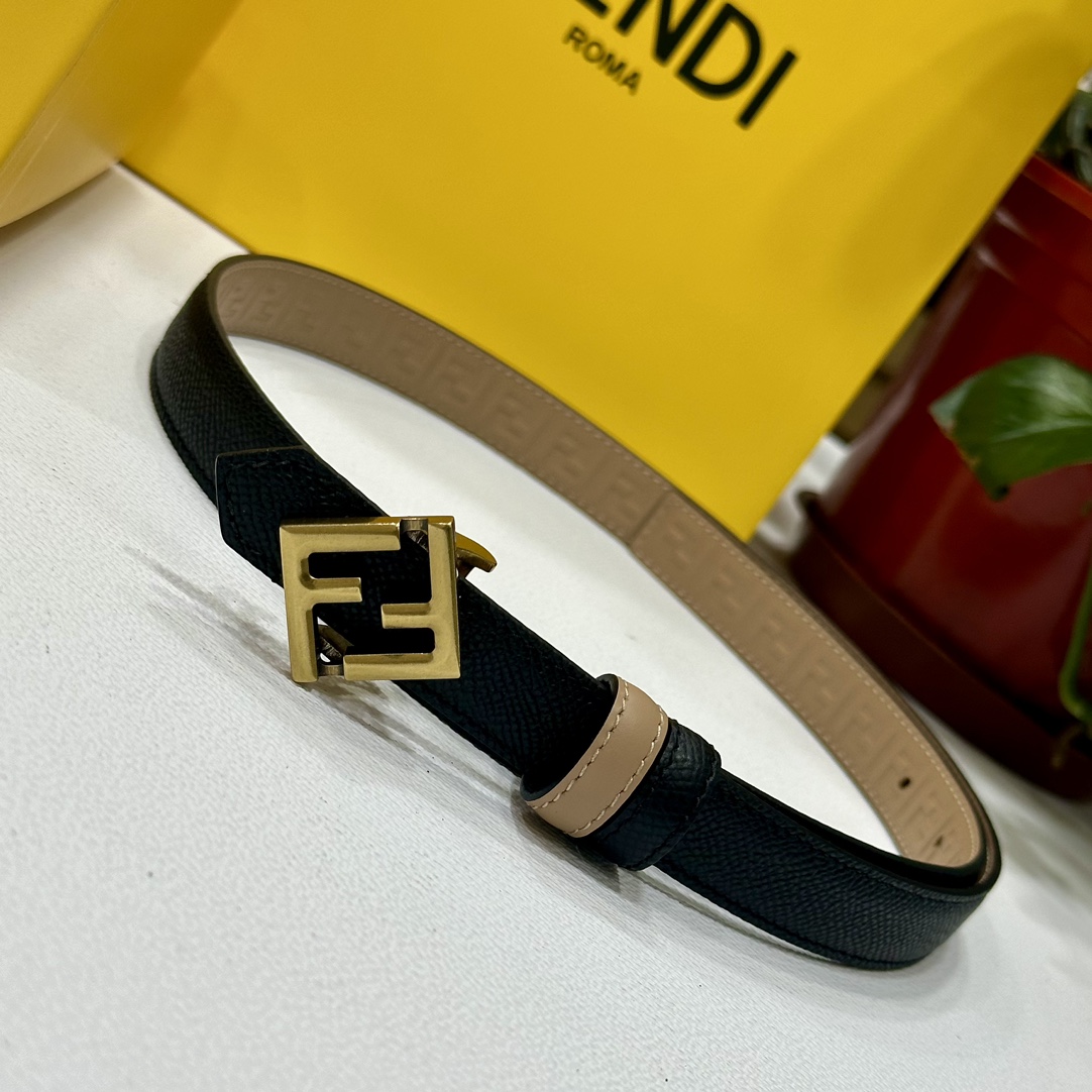 
 FENDl/芬迪 宽20MM，原单进口小牛皮，搭配原单钌钯电镀F扣，手感.油边近乎完美，原产皮料定制