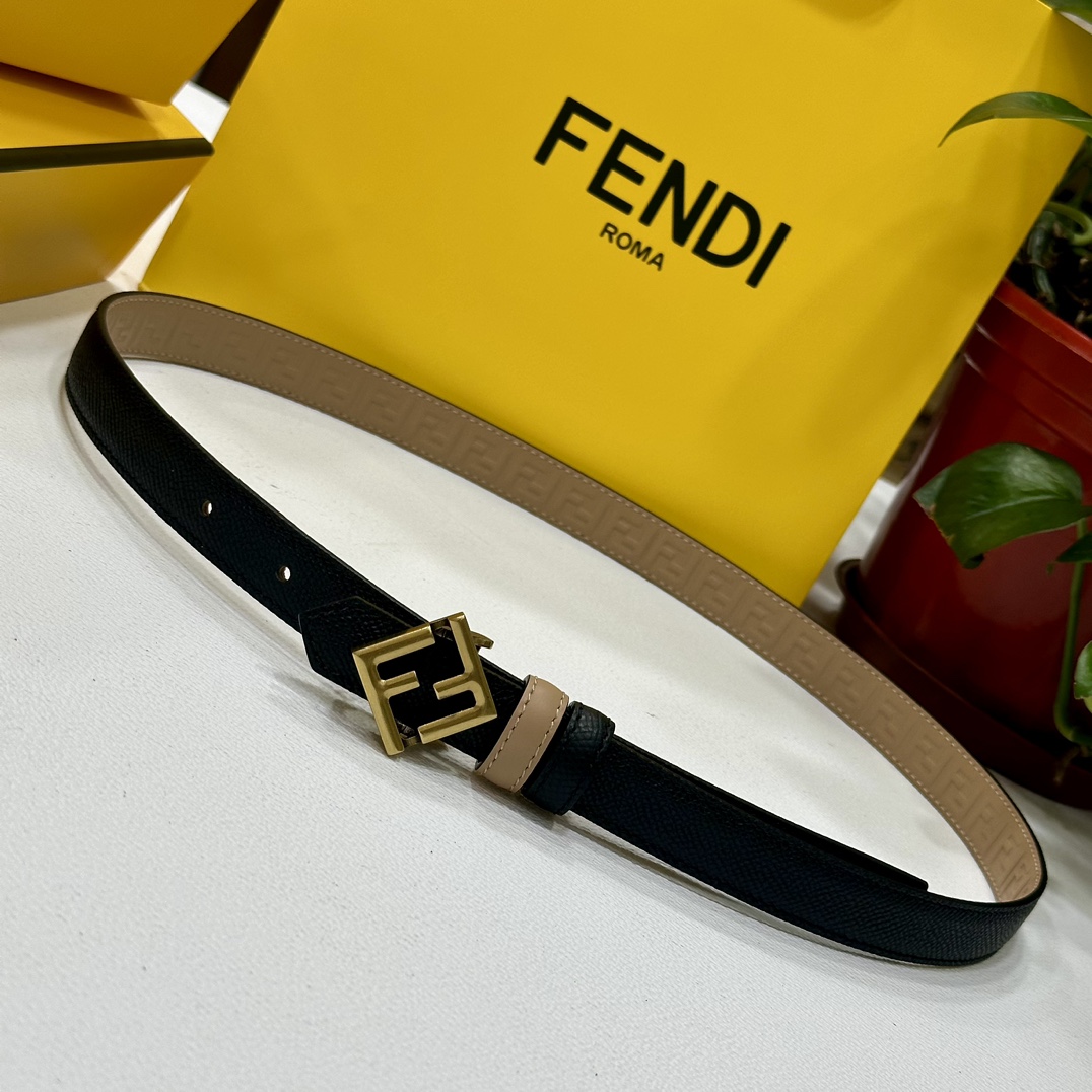 
 FENDl/芬迪 宽20MM，原单进口小牛皮，搭配原单钌钯电镀F扣，手感.油边近乎完美，原产皮料定制