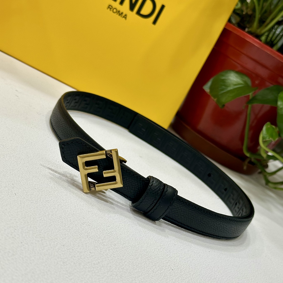 
 FENDl/芬迪 宽20MM，原单进口小牛皮，搭配原单钌钯电镀F扣，手感.油边近乎完美，原产皮料定制