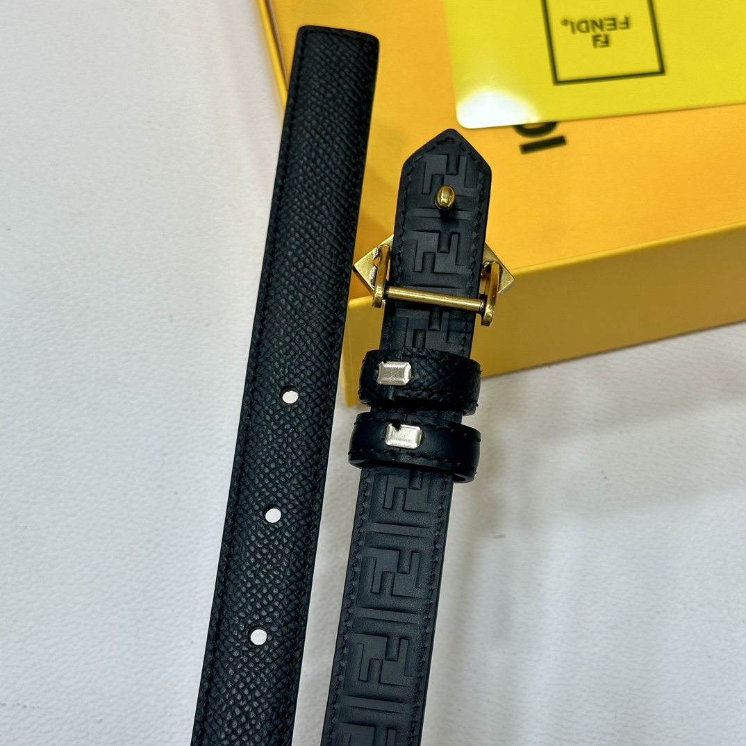 
 FENDl/芬迪 宽20MM，原单进口小牛皮，搭配原单钌钯电镀F扣，手感.油边近乎完美，原产皮料定制