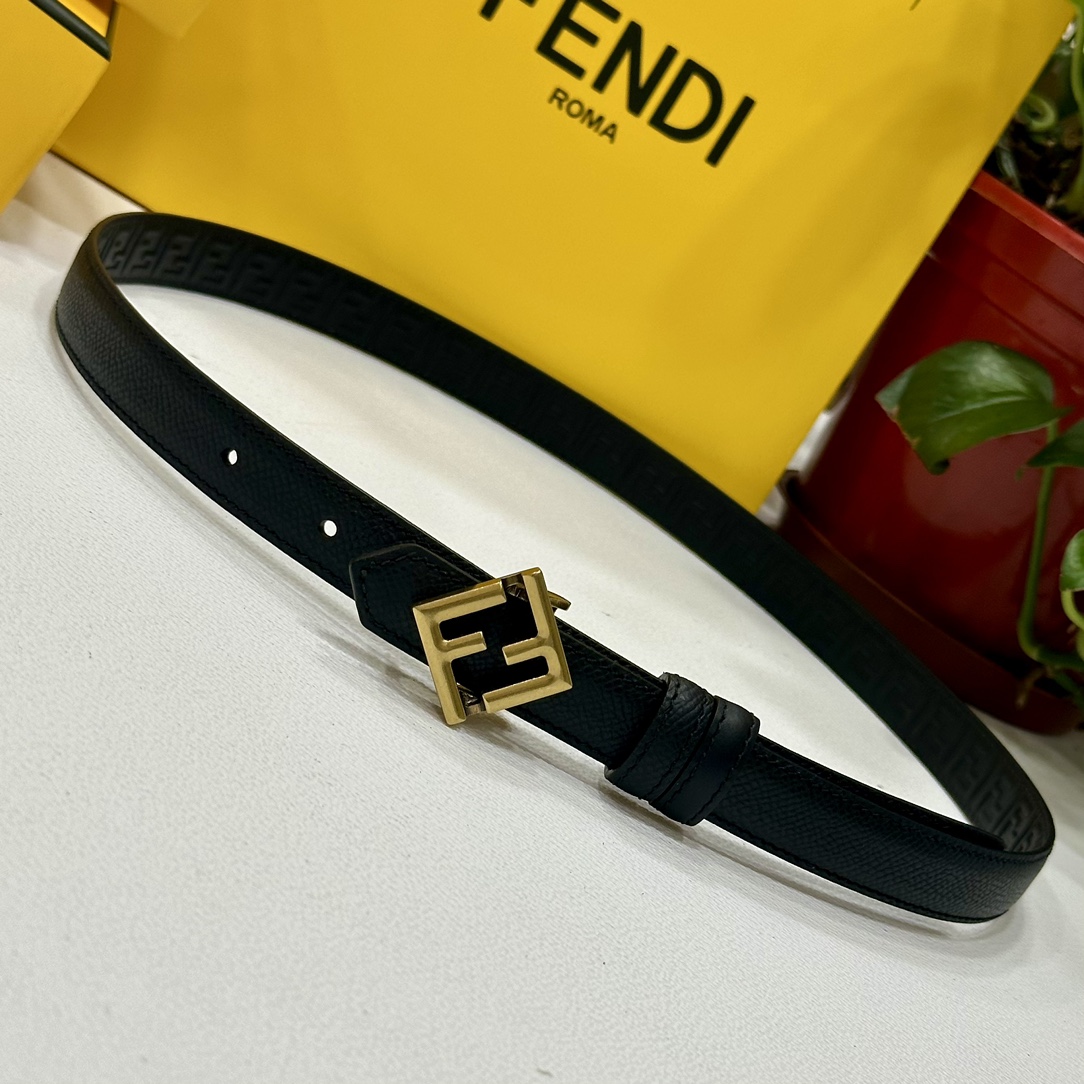 
 FENDl/芬迪 宽20MM，原单进口小牛皮，搭配原单钌钯电镀F扣，手感.油边近乎完美，原产皮料定制