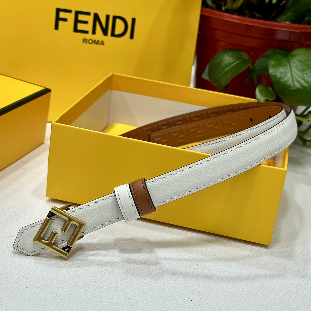 
 FENDl/芬迪 宽20MM，原单进口小牛皮，搭配原单钌钯电镀F扣，手感.油边近乎完美，原产皮料定制