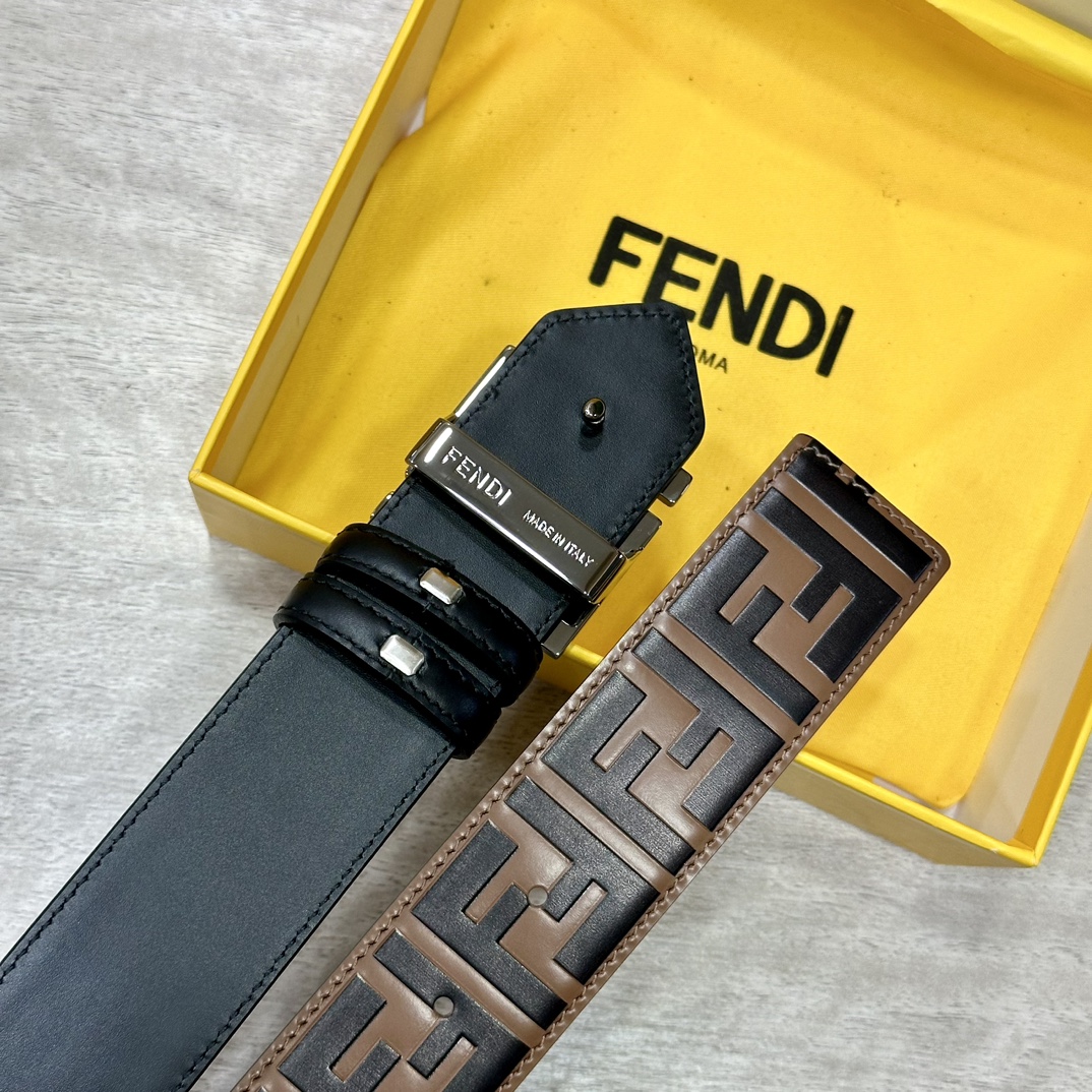 FENDl/芬迪专柜同款宽40MM标志造型宽皮带钉扣式带扣棕色小牛皮制成印有浮雕手绘黑色与棕色FF图案镀