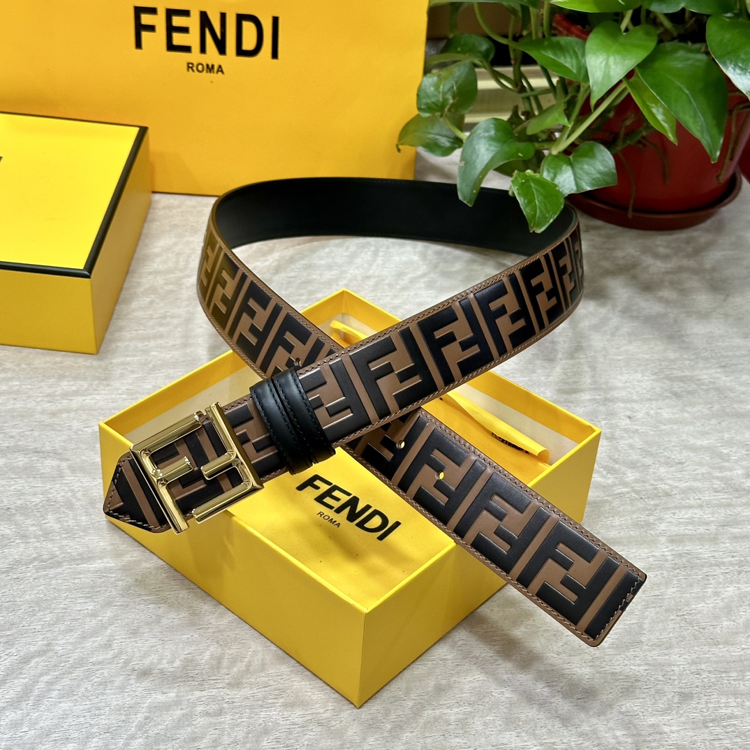 FENDl/芬迪专柜同款宽40MM标志造型宽皮带钉扣式带扣棕色小牛皮制成印有浮雕手绘黑色与棕色FF图案镀