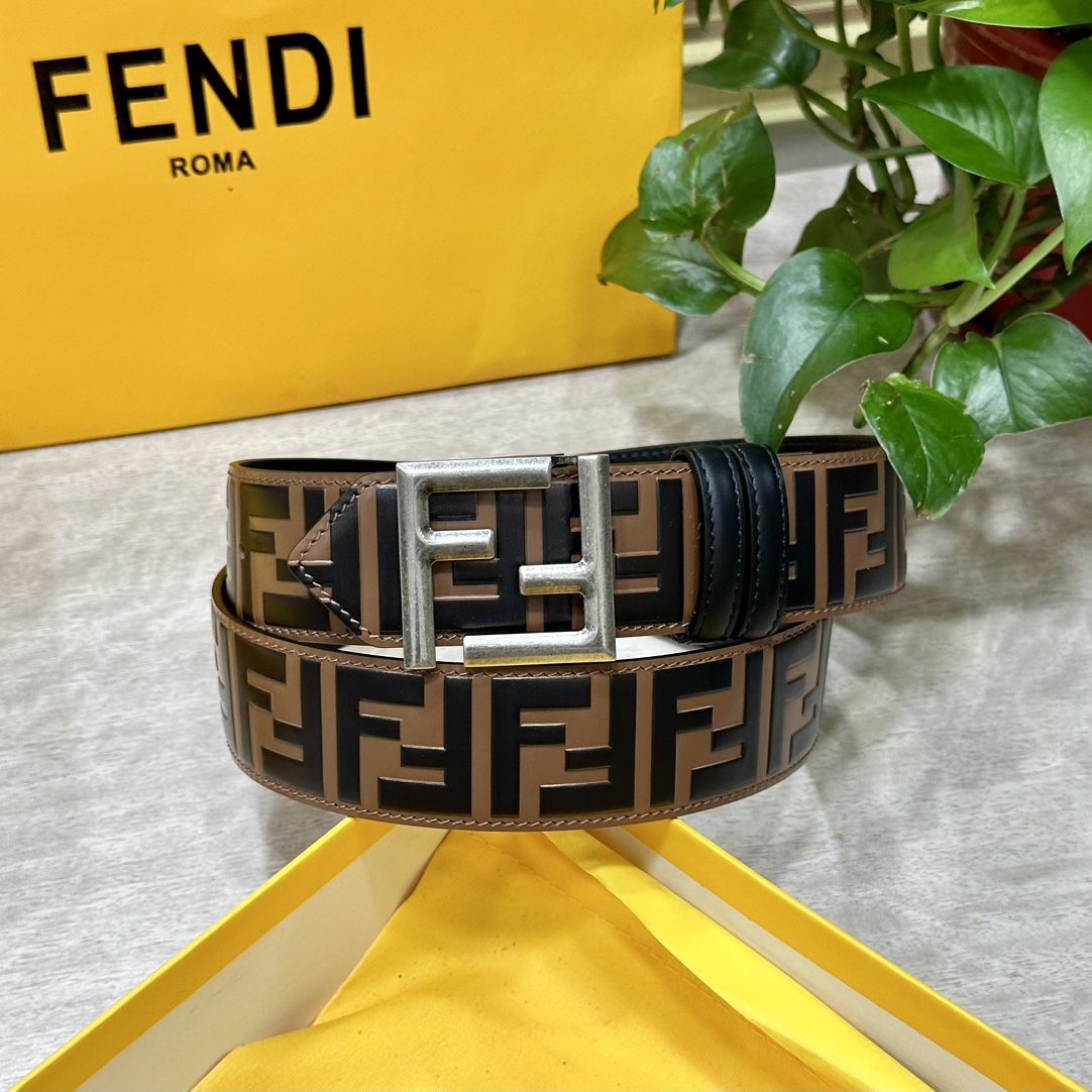 FENDl/芬迪专柜同款宽40MM标志造型宽皮带钉扣式带扣棕色小牛皮制成印有浮雕手绘黑色与棕色FF图案镀