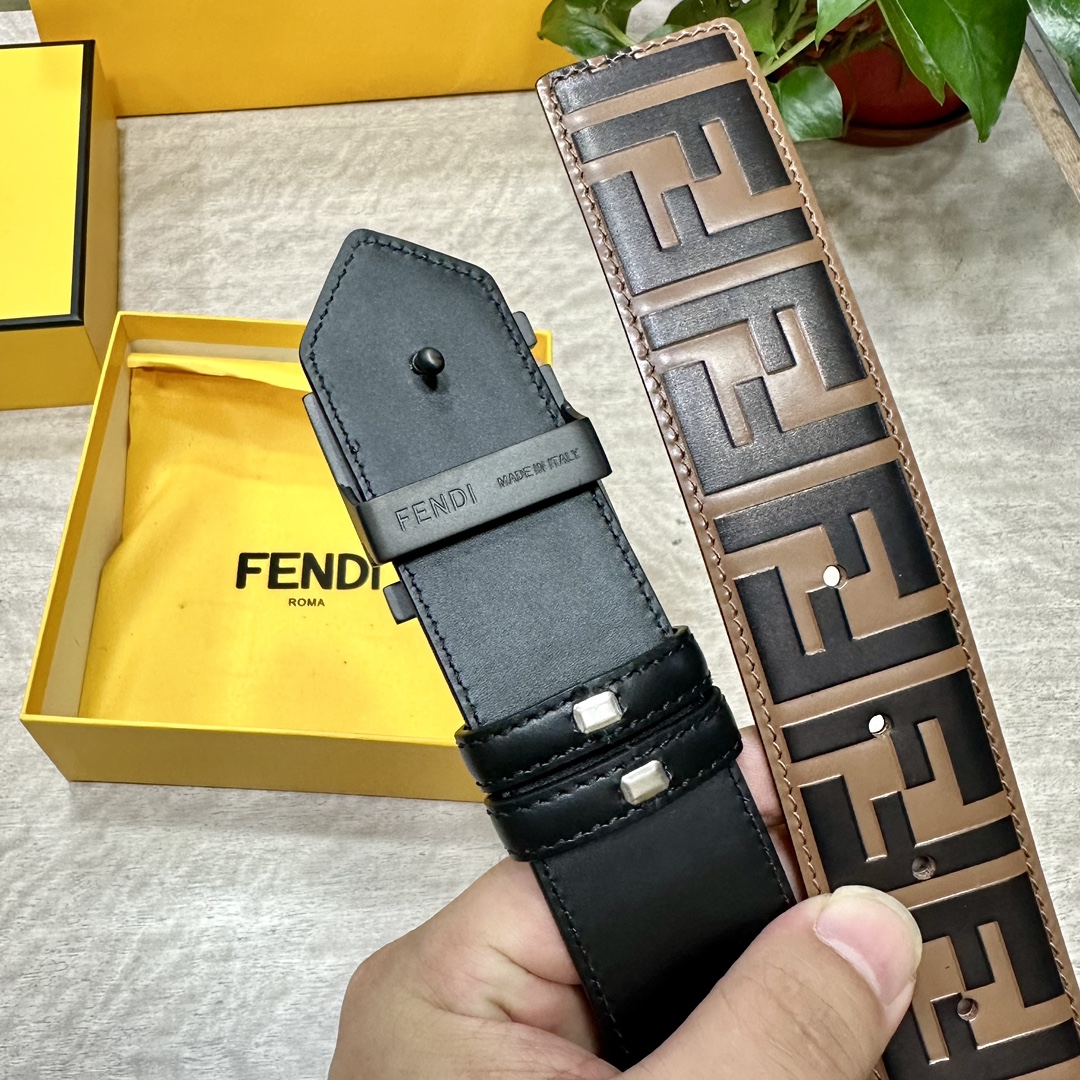 FENDl/芬迪专柜同款宽40MM标志造型宽皮带钉扣式带扣棕色小牛皮制成印有浮雕手绘黑色与棕色FF图案镀