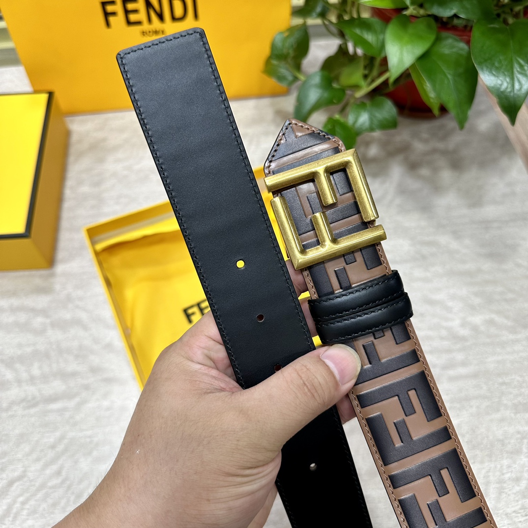 FENDl/芬迪专柜同款宽40MM标志造型宽皮带钉扣式带扣棕色小牛皮制成印有浮雕手绘黑色与棕色FF图案镀