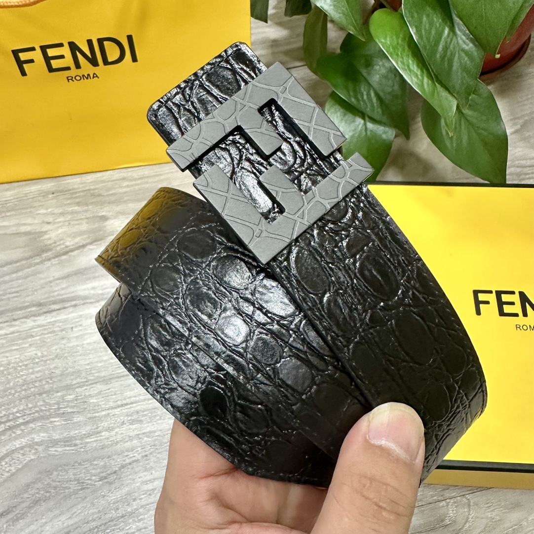 FENDl芬迪宽40MM双面原版小牛皮搭配单钌钯电镀扣完美的手感.油边出众的设计.风格高贵奢华时尚大方高