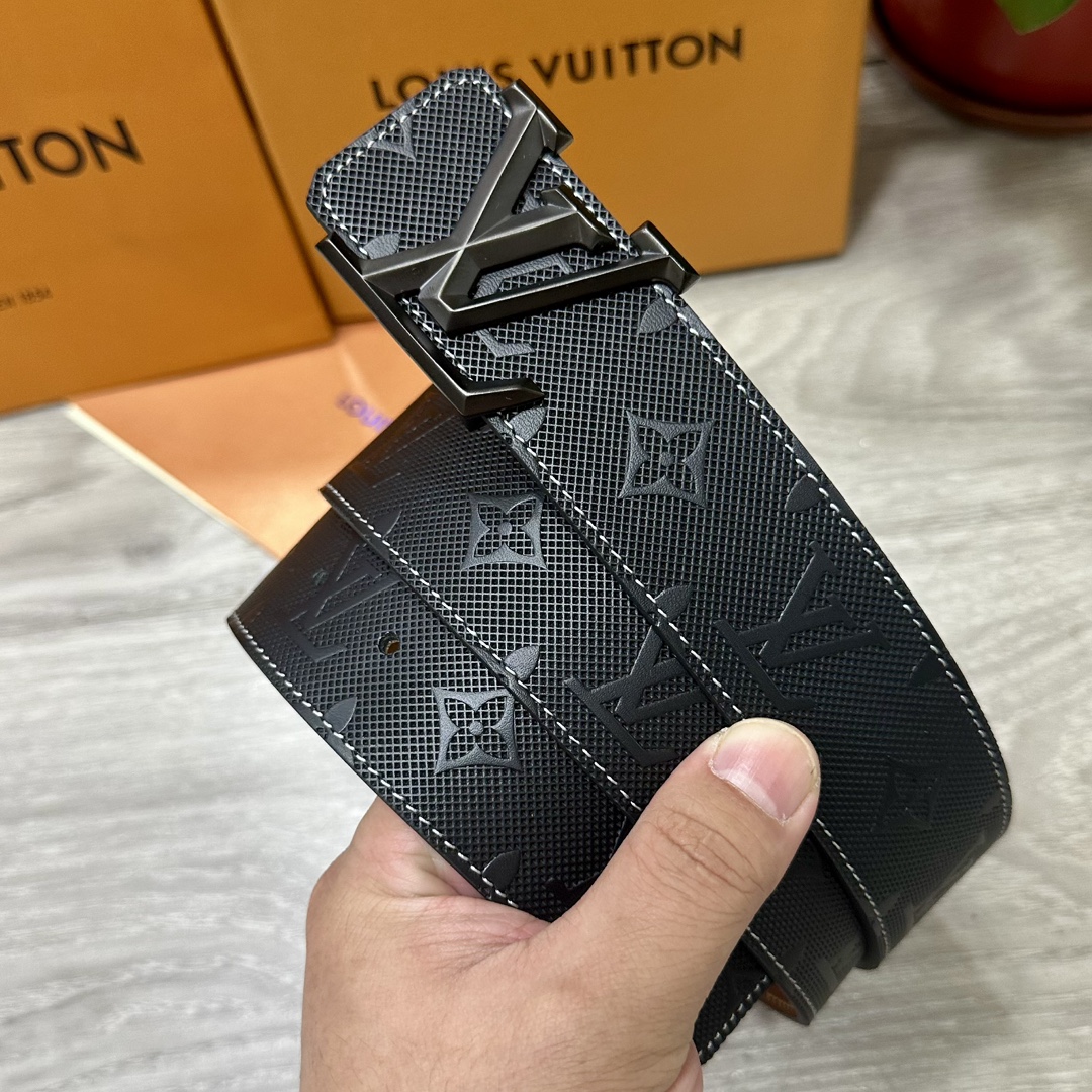 LV.路易威登宽40MM双面原版小牛皮搭配单钌钯电镀扣完美的手感.油边出众的设计.风格高贵奢华时尚大方高