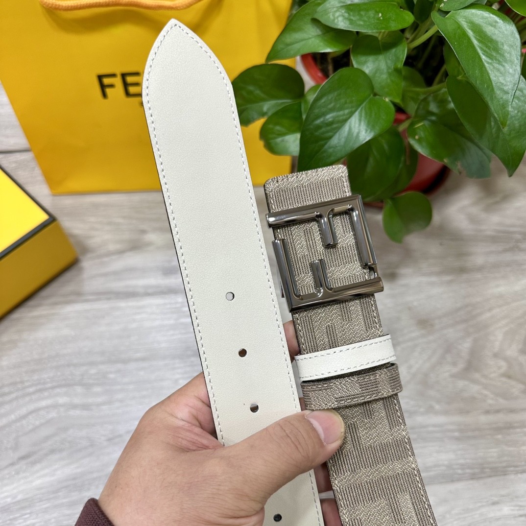 
FENDl（芬迪）专柜同款 宽3.8CM 原版定制布料 FF图案布料材质 米白色皮革内衬 单钉镀钯金属