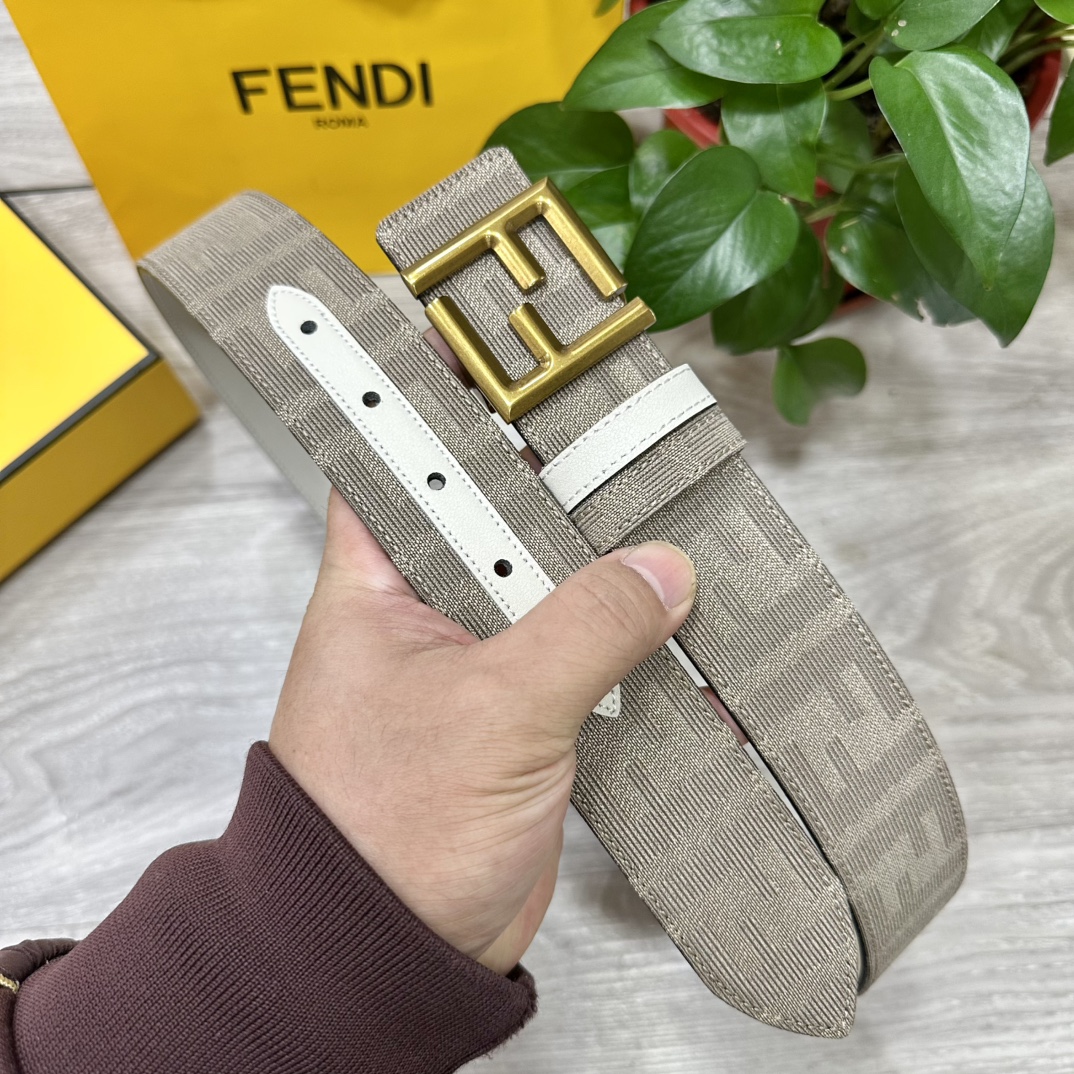
FENDl（芬迪）专柜同款 宽3.8CM 原版定制布料 FF图案布料材质 米白色皮革内衬 单钉镀钯金属