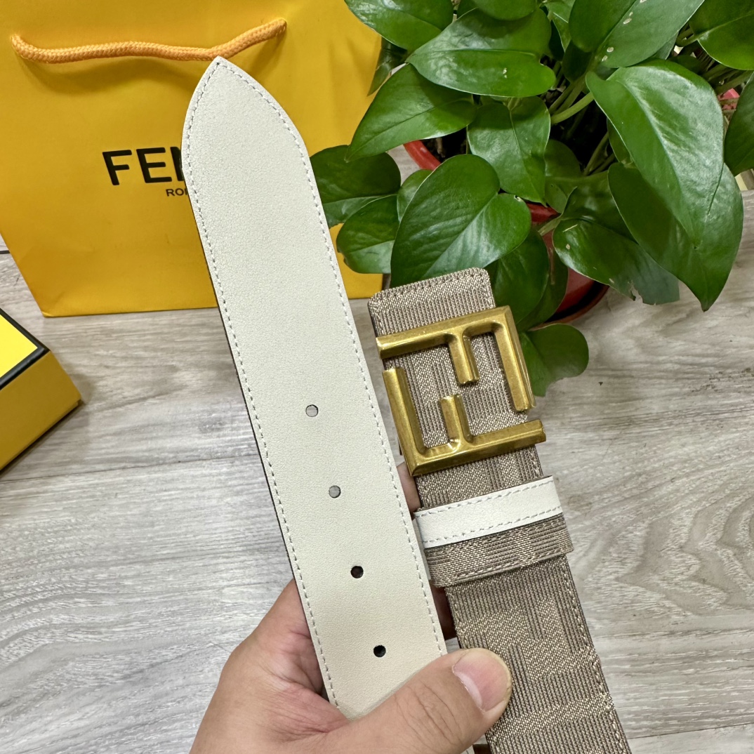
FENDl（芬迪）专柜同款 宽3.8CM 原版定制布料 FF图案布料材质 米白色皮革内衬 单钉镀钯金属