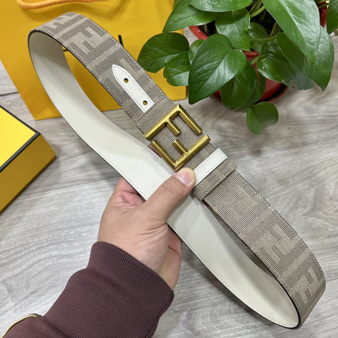 
FENDl（芬迪）专柜同款 宽3.8CM 原版定制布料 FF图案布料材质 米白色皮革内衬 单钉镀钯金属