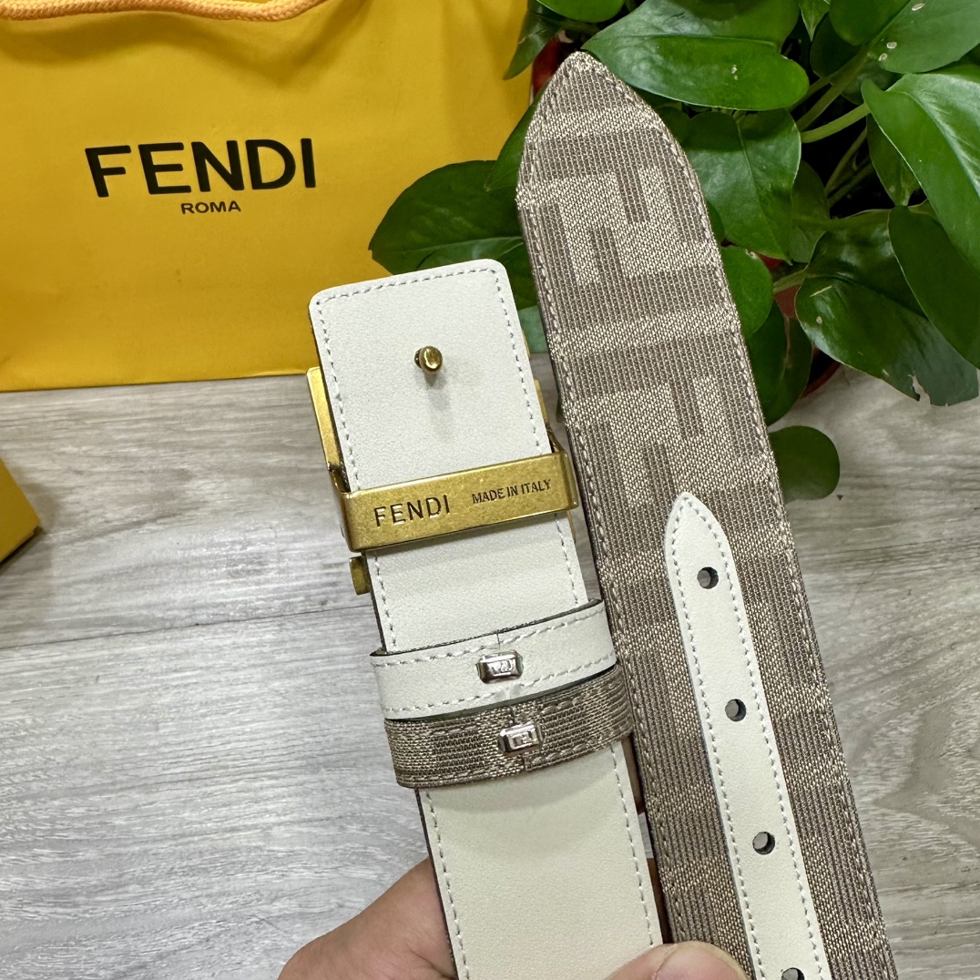 
FENDl（芬迪）专柜同款 宽3.8CM 原版定制布料 FF图案布料材质 米白色皮革内衬 单钉镀钯金属