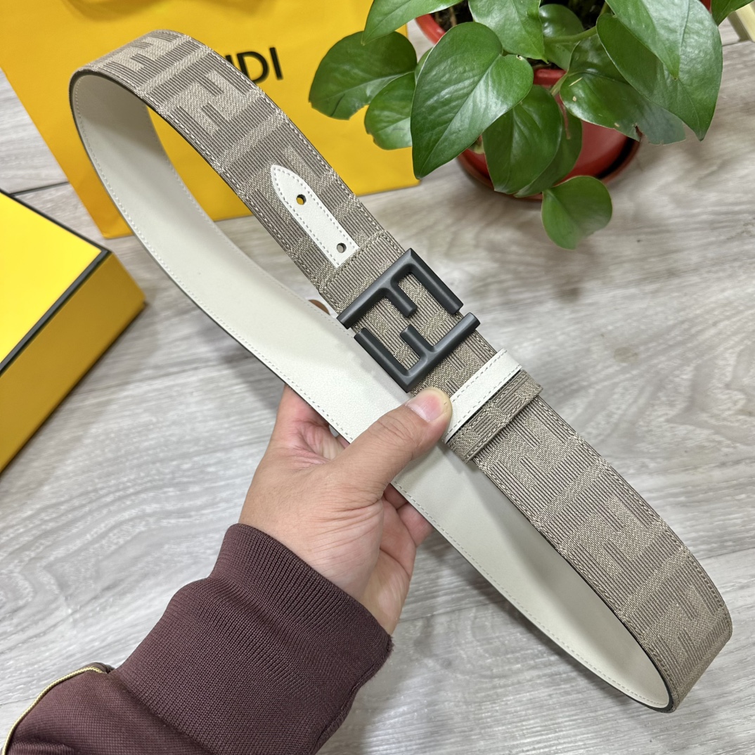 
FENDl（芬迪）专柜同款 宽3.8CM 原版定制布料 FF图案布料材质 米白色皮革内衬 单钉镀钯金属