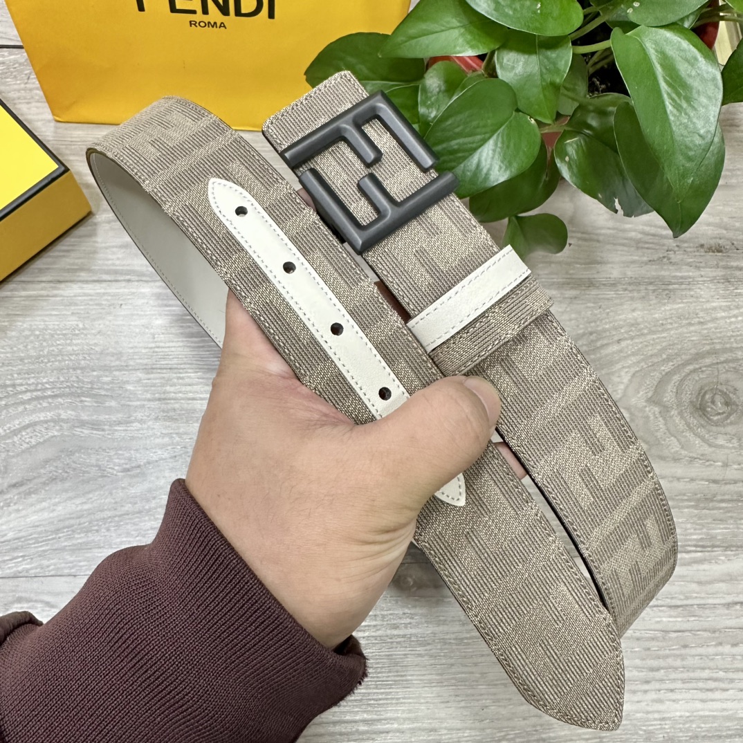 
FENDl（芬迪）专柜同款 宽3.8CM 原版定制布料 FF图案布料材质 米白色皮革内衬 单钉镀钯金属