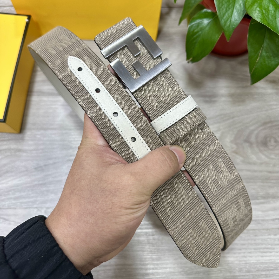 
FENDl（芬迪）专柜同款 宽3.8CM 原版定制布料 FF图案布料材质 米白色皮革内衬 单钉镀钯金属