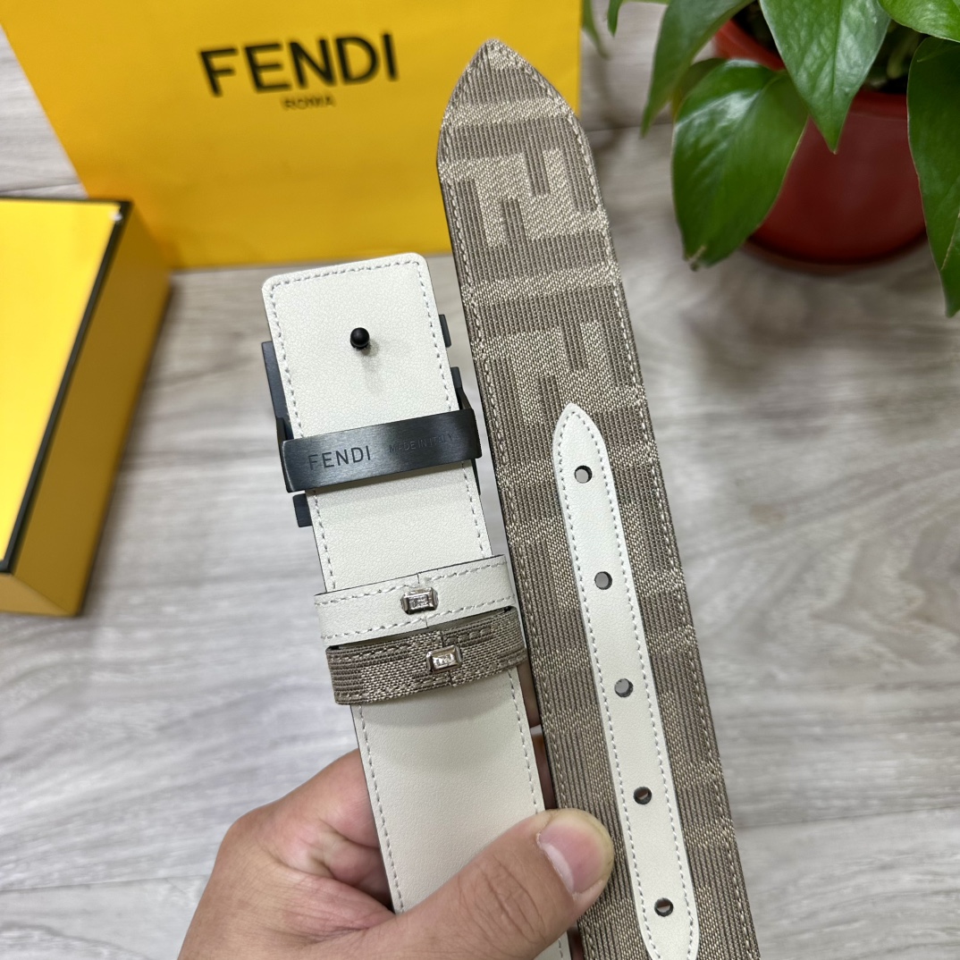
FENDl（芬迪）专柜同款 宽3.8CM 原版定制布料 FF图案布料材质 米白色皮革内衬 单钉镀钯金属