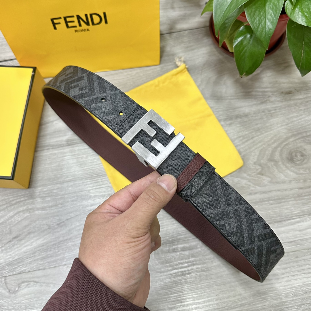 
     FENDI（芬迪）专柜同款 宽4.0CM 双环正反用腰带 FF按钉搭扣 酒红色Cuoio  