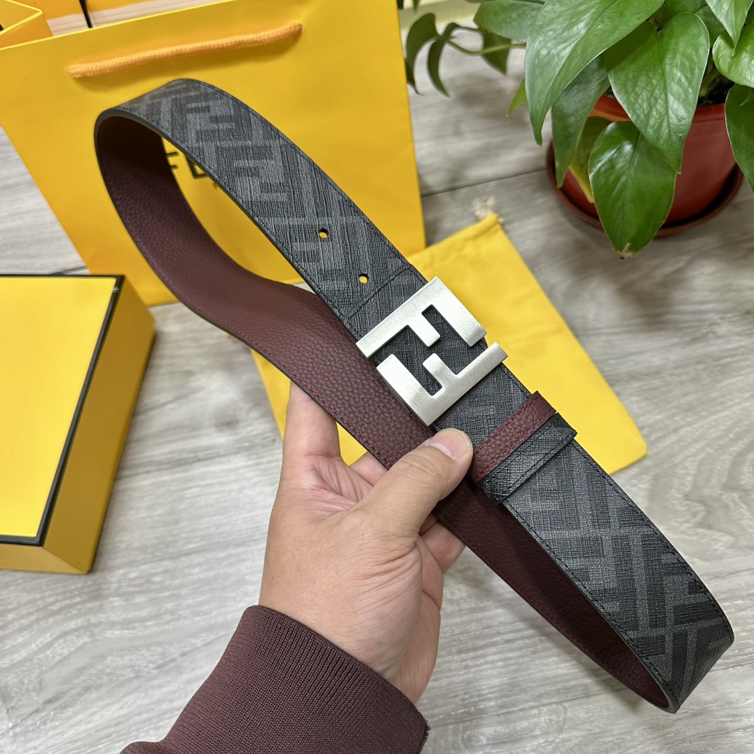 
     FENDI（芬迪）专柜同款 宽4.0CM 双环正反用腰带 FF按钉搭扣 酒红色Cuoio  