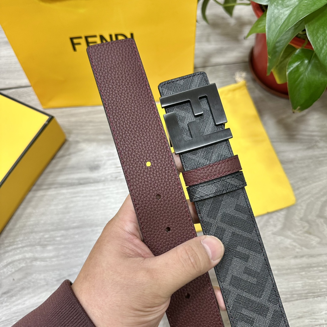 
     FENDI（芬迪）专柜同款 宽4.0CM 双环正反用腰带 FF按钉搭扣 酒红色Cuoio  