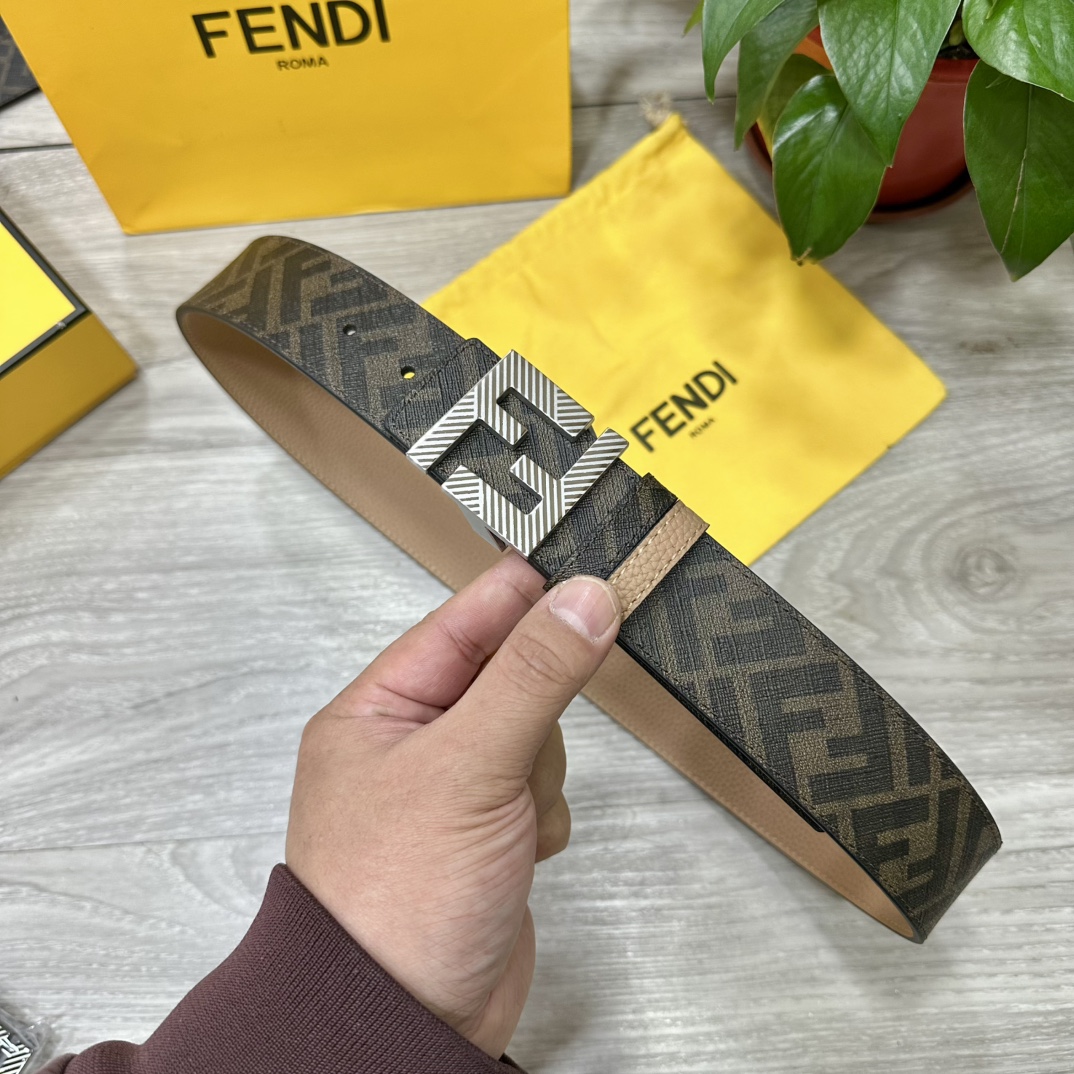 
     FENDI（芬迪）专柜同款 宽4.0CM 双环正反用腰带 FF按钉搭扣 土黄色Cuoio  